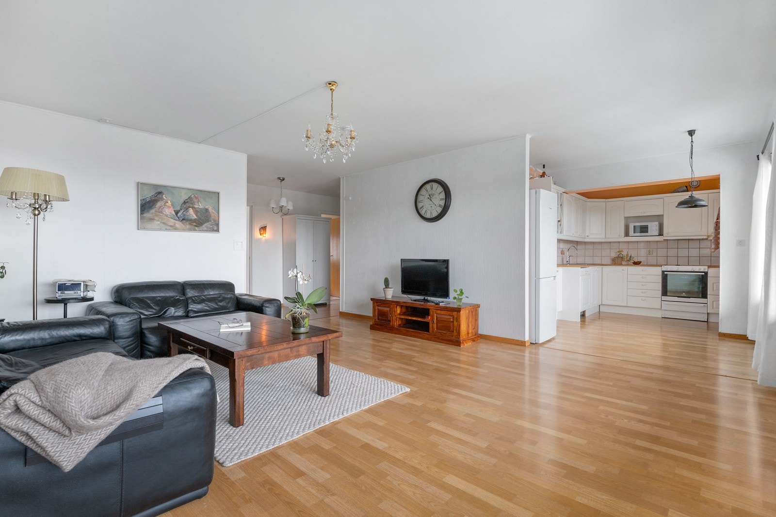 De store vindusflatene i stuen gir rikelig med lysinnslipp og skaper en fin atmosfære og romfølelse i leiligheten. Galleribilde