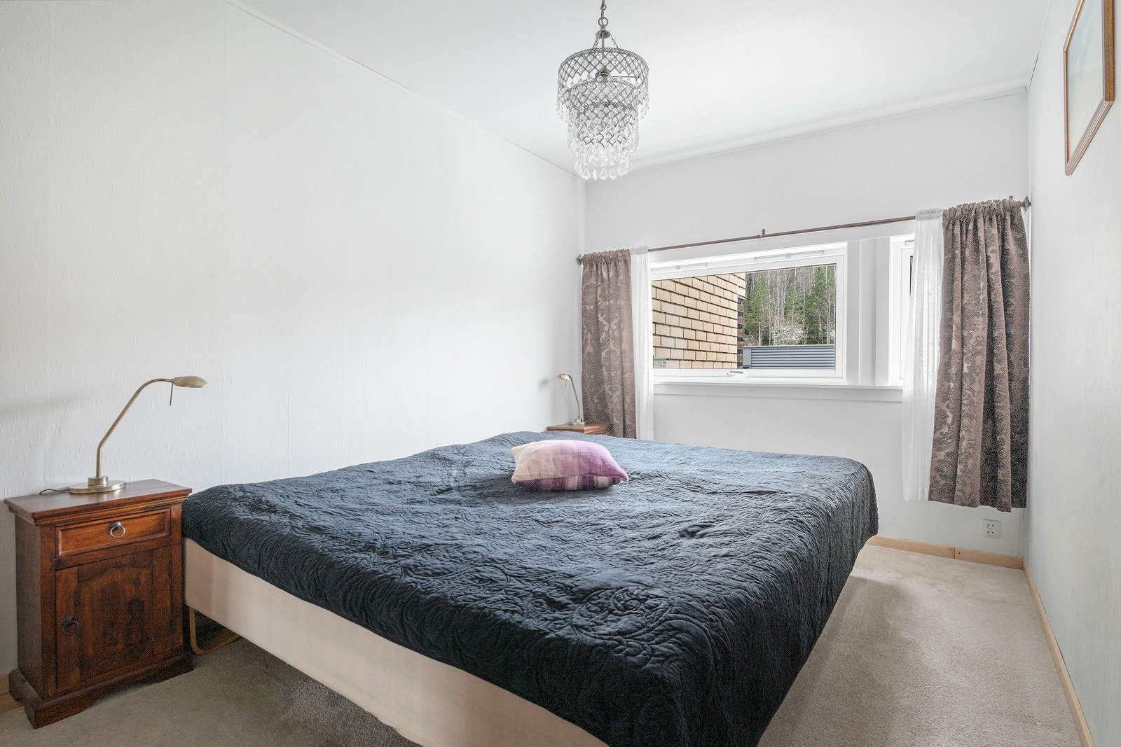 Hovedsoverommet er romslig og har plass til dobbeltseng, og er innredet med garderobeskap med speildører som gir gode oppbevaringsmuligheter. Galleribilde