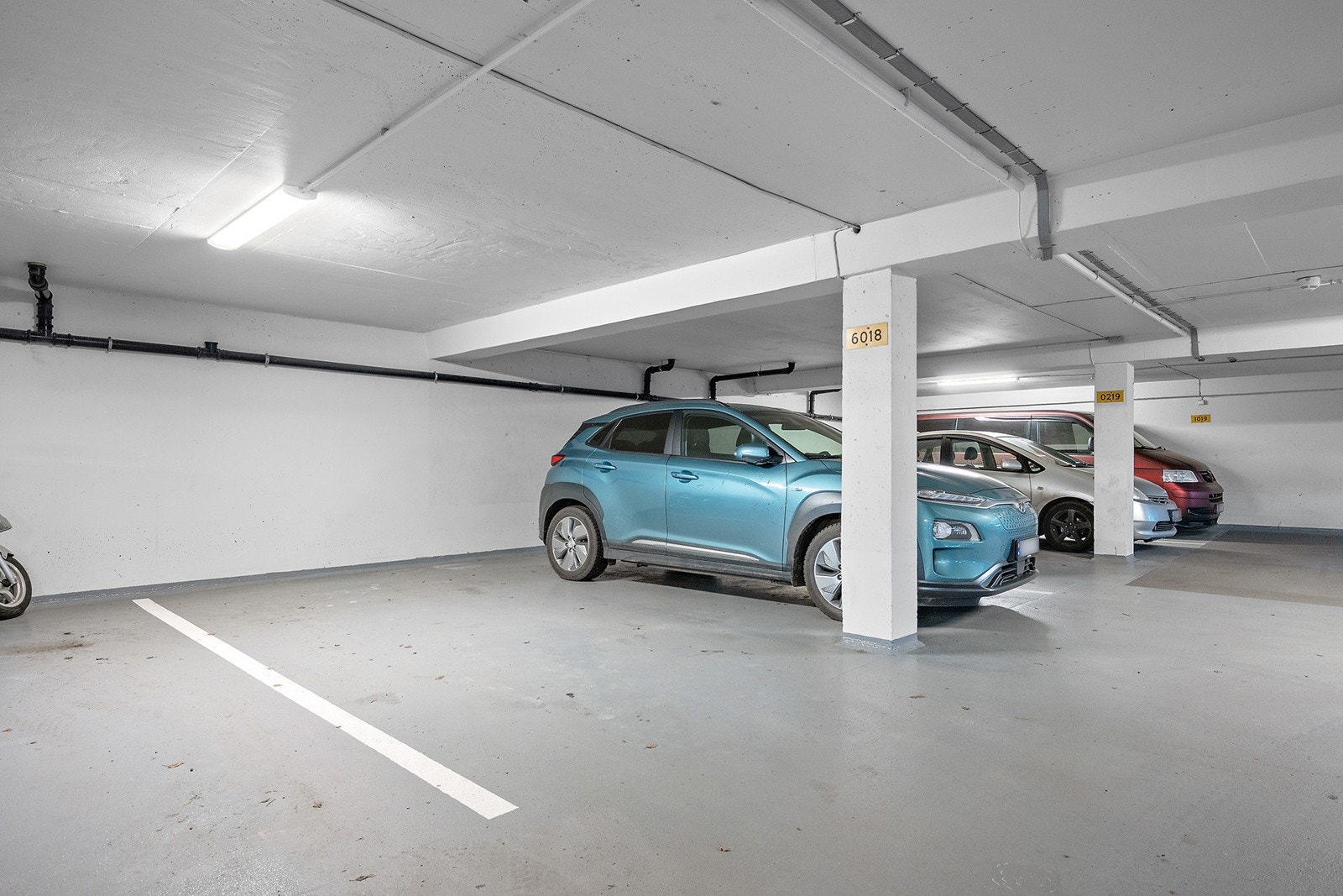 Fast biloppstillingsplass i felles avlukket garasjeanlegg. Mulighet for elbillader. Galleribilde