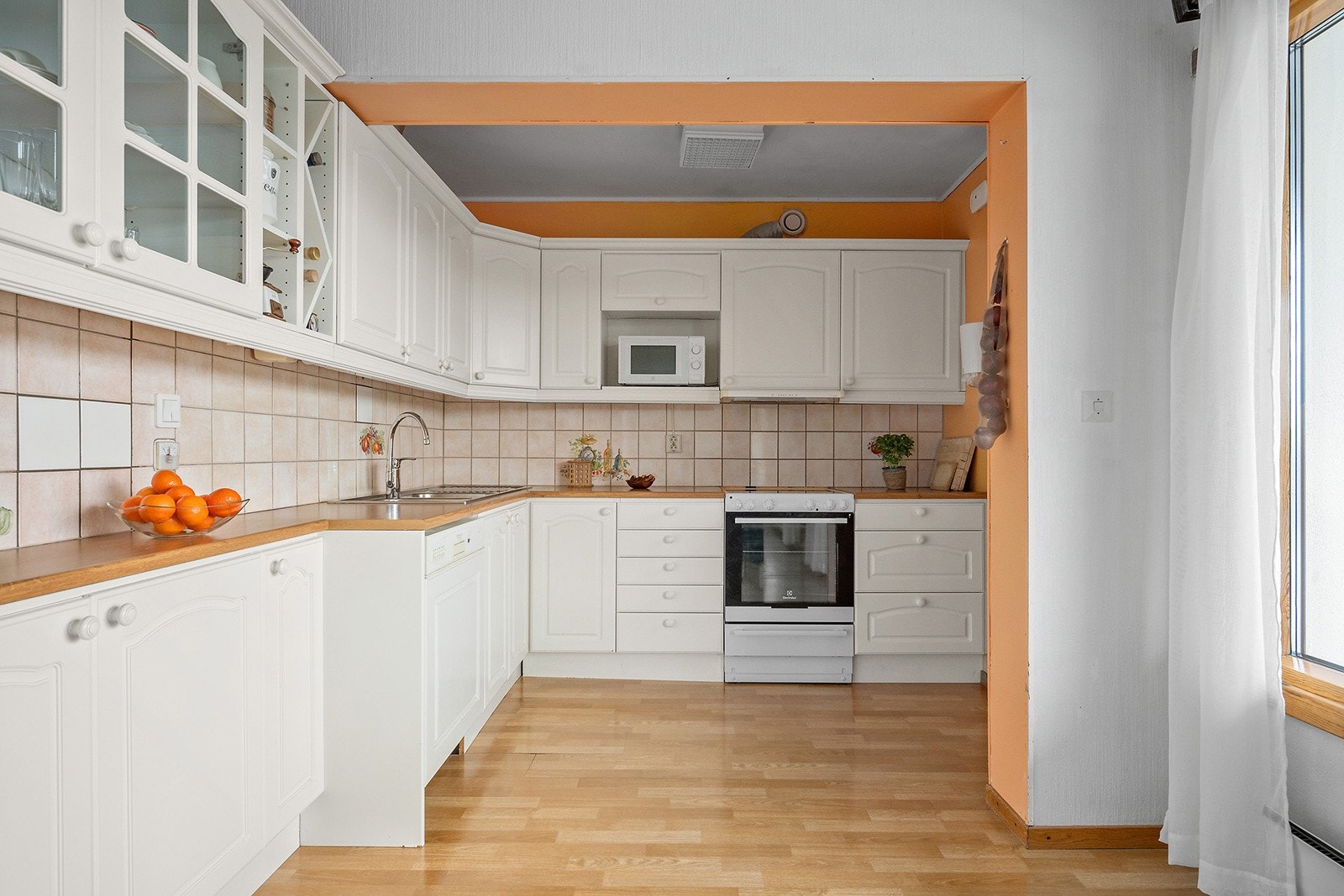 Praktisk kjøkken med god skap- og benkeplass. Galleribilde