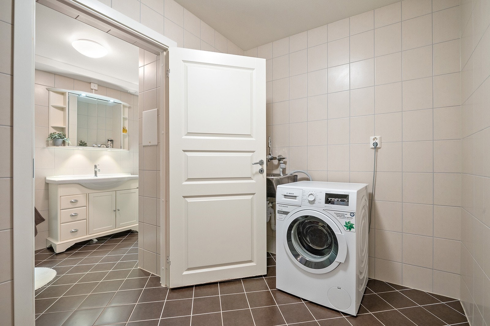 Badet ble pusset opp av borettslaget i 2013. Rommet er svært funksjonelt og praktisk inndelt i to soner. Den ene sonen fungerer som vaskerom, med opplegg for vaskemaskin og mulighet for gode oppbevaringsløsninger. Galleribilde