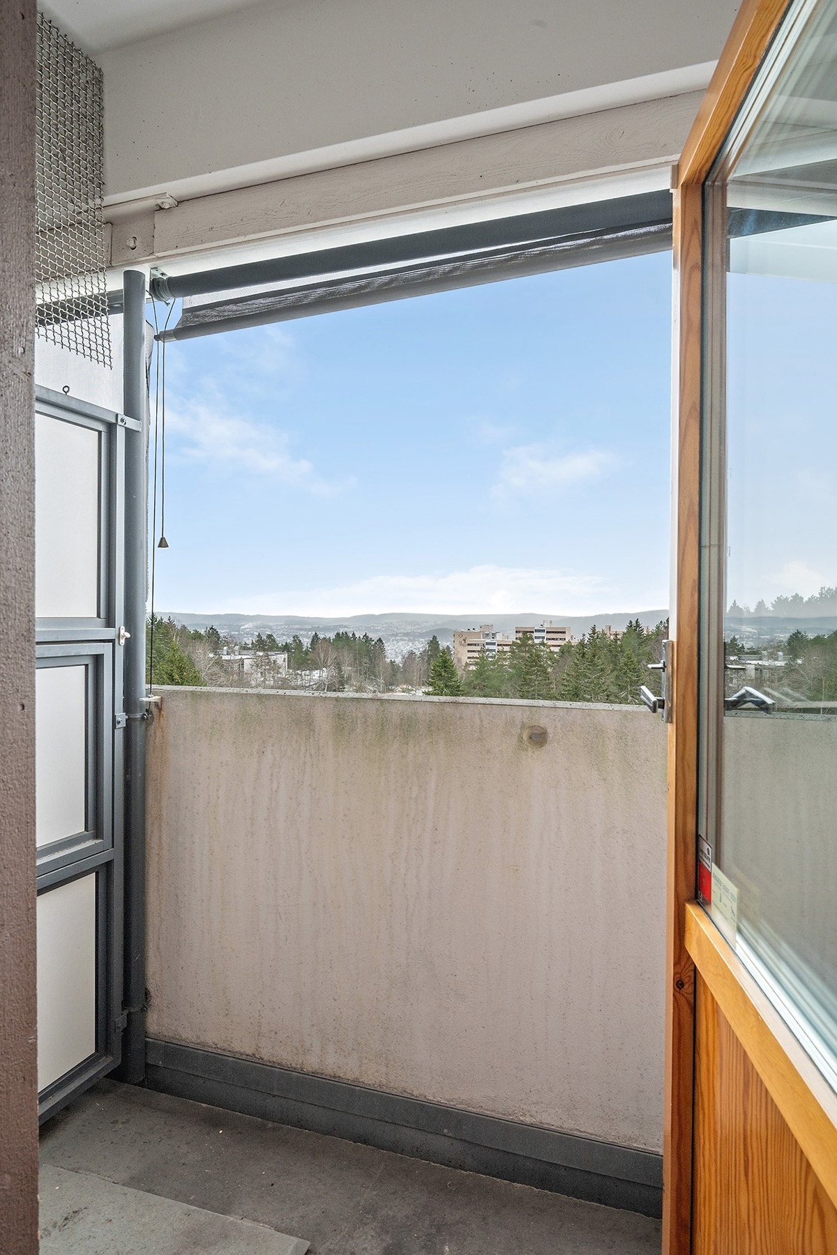 Fra kjøkkenet er det utgang til en praktisk luftebalkong. Galleribilde