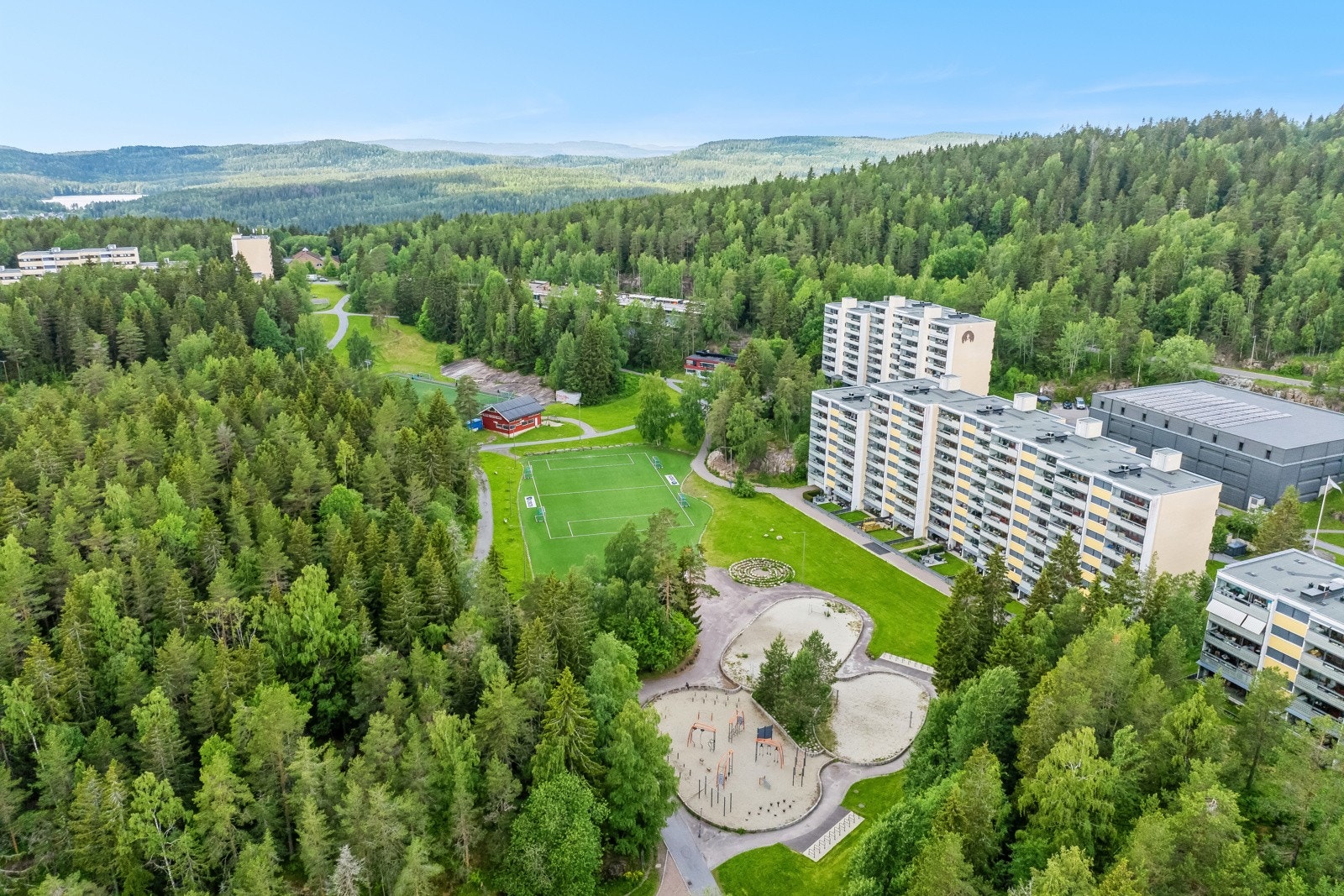 Et steinkast fra leiligheten har du flotte Humleby. Galleribilde