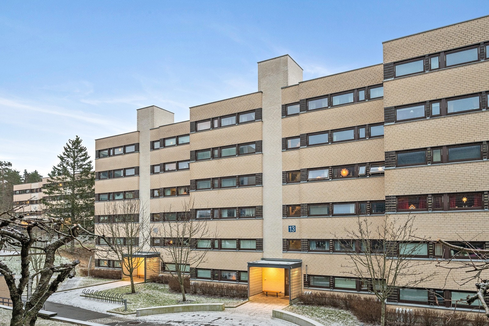 Boligen ligger grønt og flott til på Romsås i et veldrevet borettslag. Gå direkte fra blokken og bruk turveier innover marka. Galleribilde