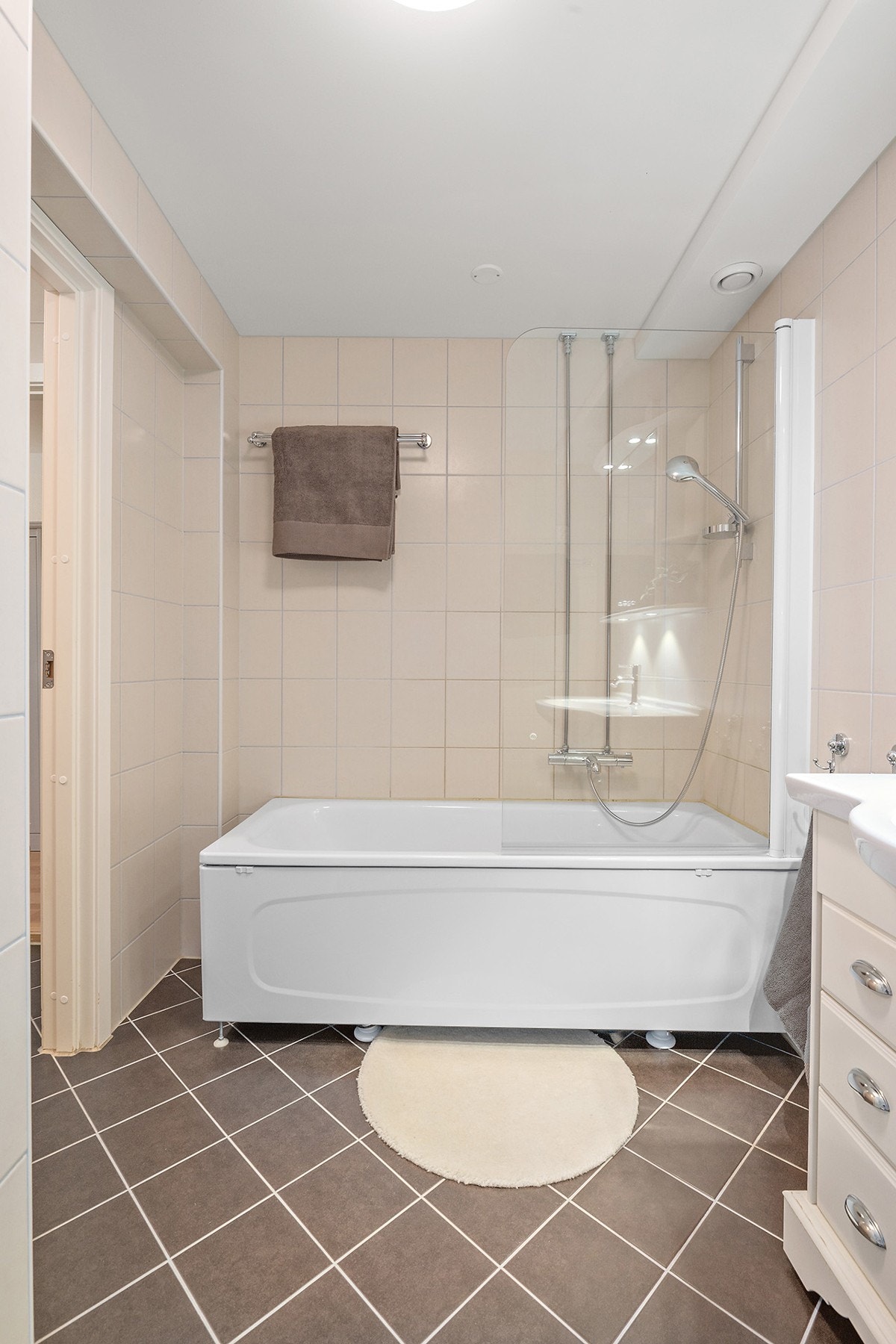 Den andre sonen består av servant med underskap, speilskap med overlys, vegghengt toalett og badekar med svingbar glassvegg og dusjgarnityr. Galleribilde