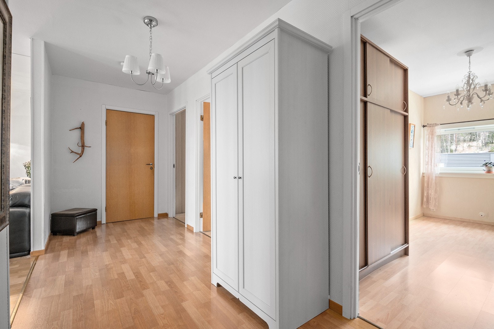 Hyggelig og innbydende entré med plass til yttertøy og sko. Det er også en innvendig bod i tilknytning til entreen med god lagringsplass. Galleribilde