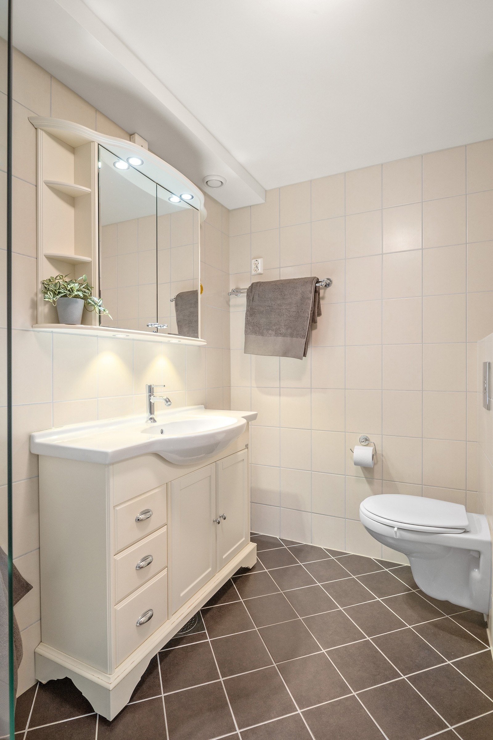 Det er flislagt og har downlights i taket samt behagelig gulvvarme. Galleribilde