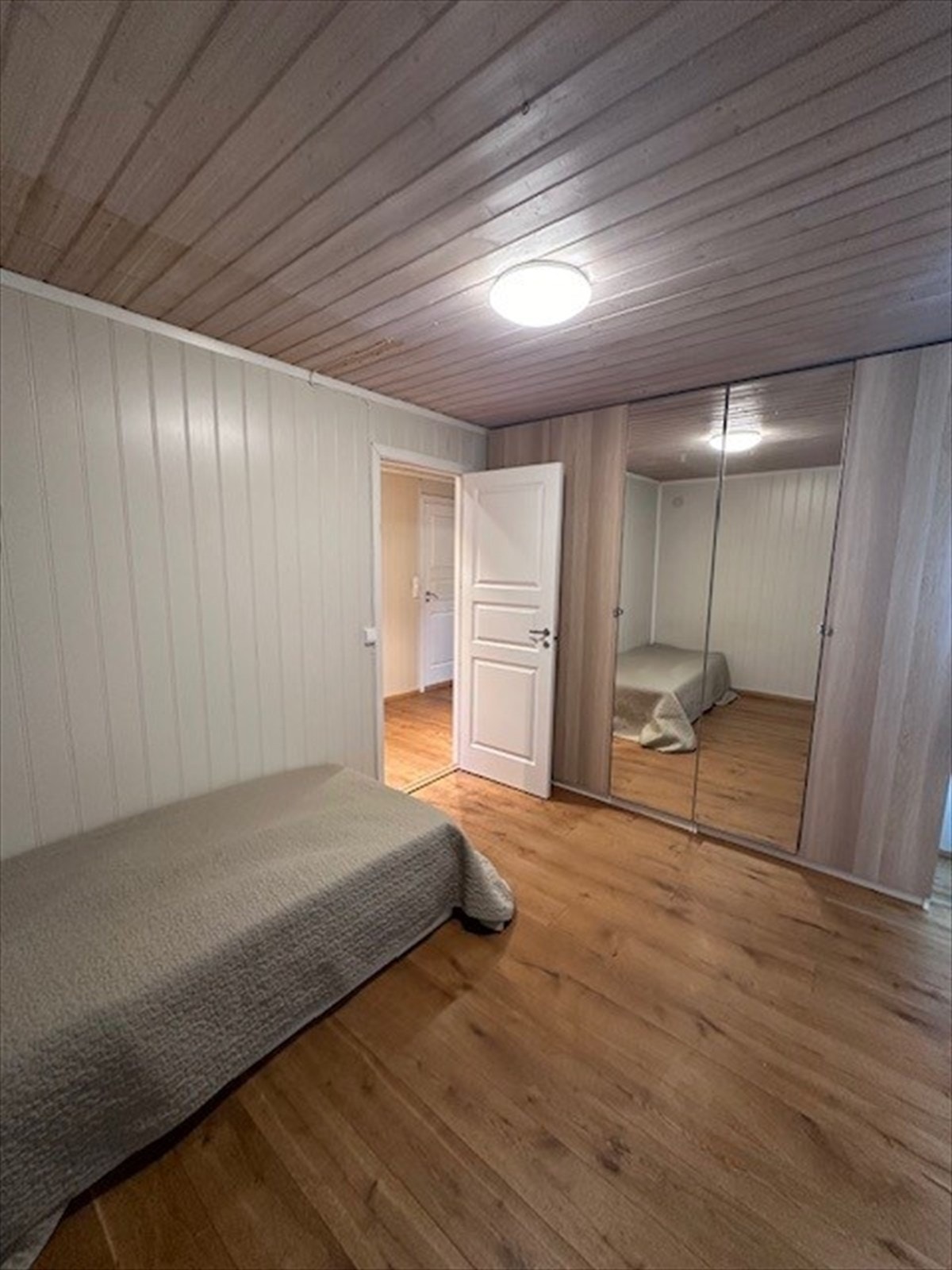 Det er 2 soverom i 1 etg og 2 soverom i 2 etg. Galleribilde