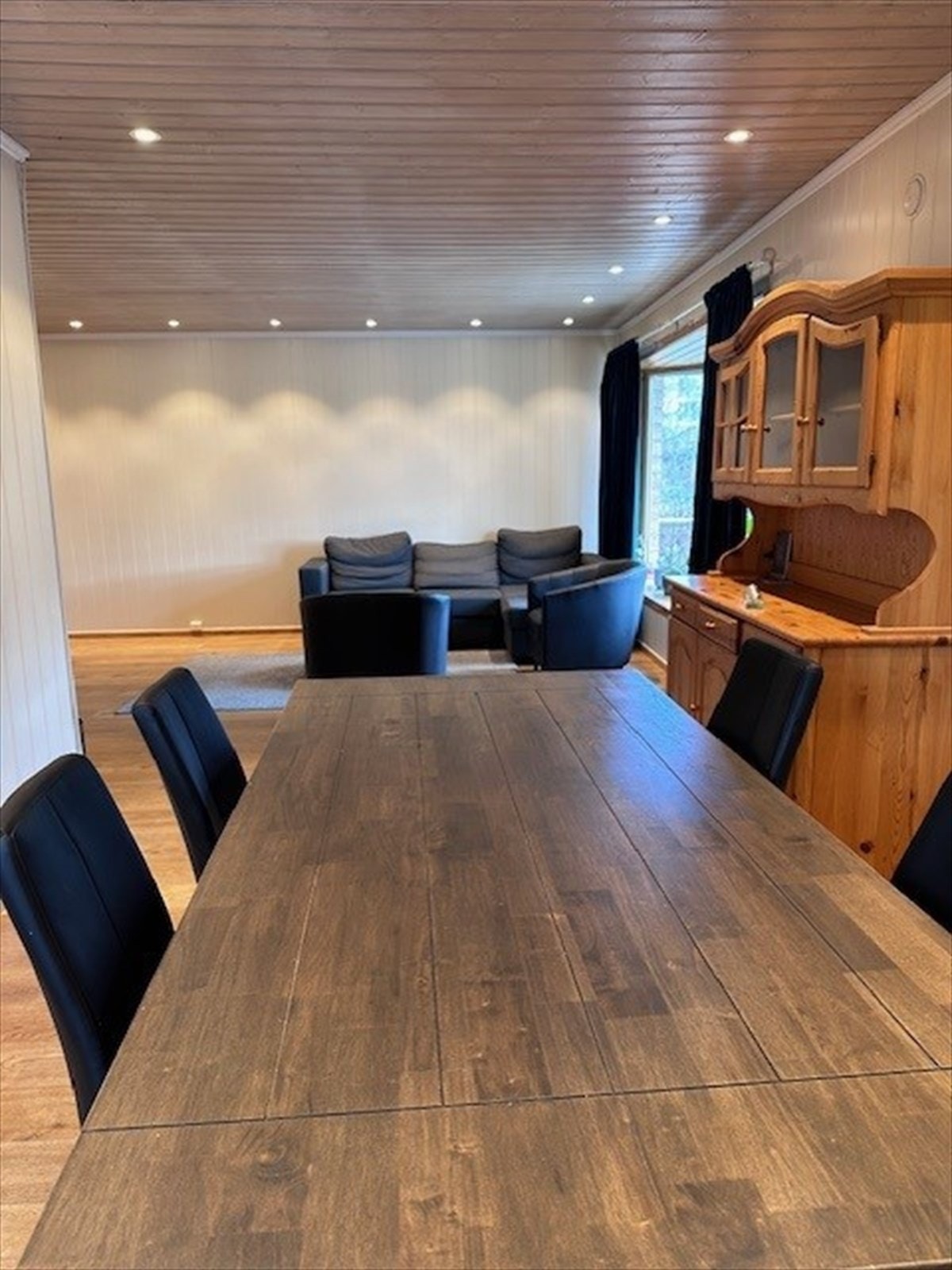 Stue med naturlig plass til spisegruppe. Galleribilde