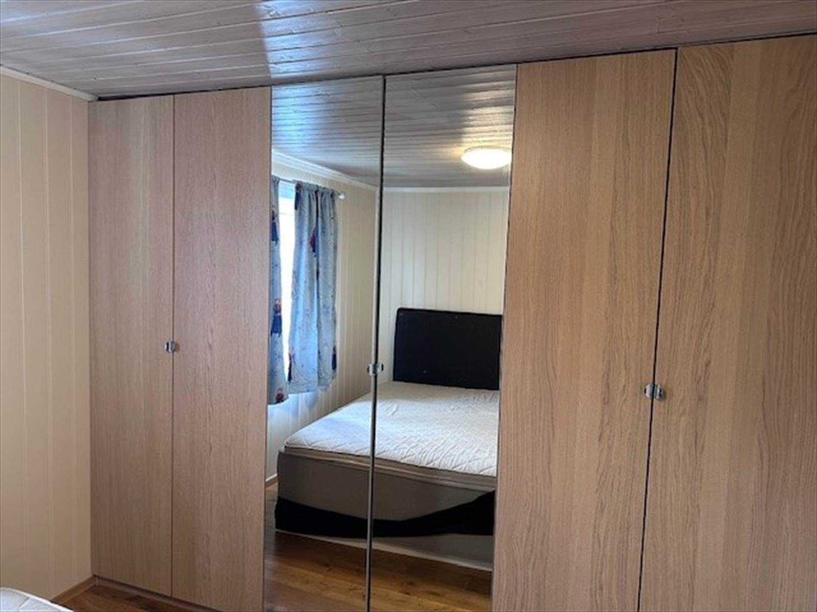 Garderobeskap Galleribilde