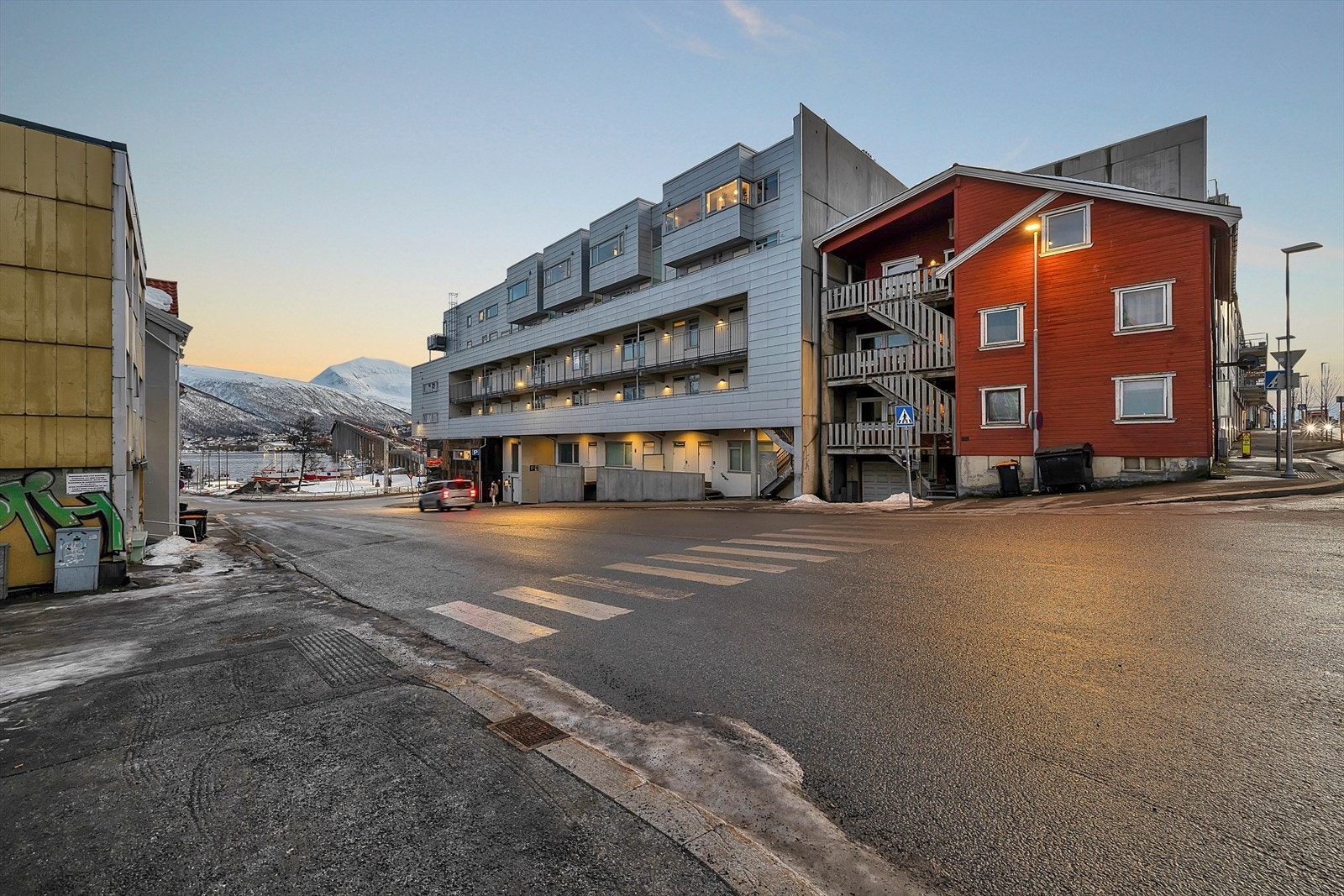 Eiendommen har en fin beliggenhet i nordre del av Tromsø sentrum. Området består av "nyere" blokkbebyggelse, noe næring og flere eldre bygårder som har gjennomgått omfattende renovering. I tillegg er det en bydel under utvikling med økende popularitet. Galleribilde