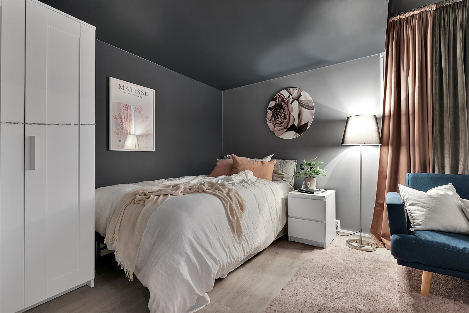 Plass til seng og tilhørende møblement. Galleribilde