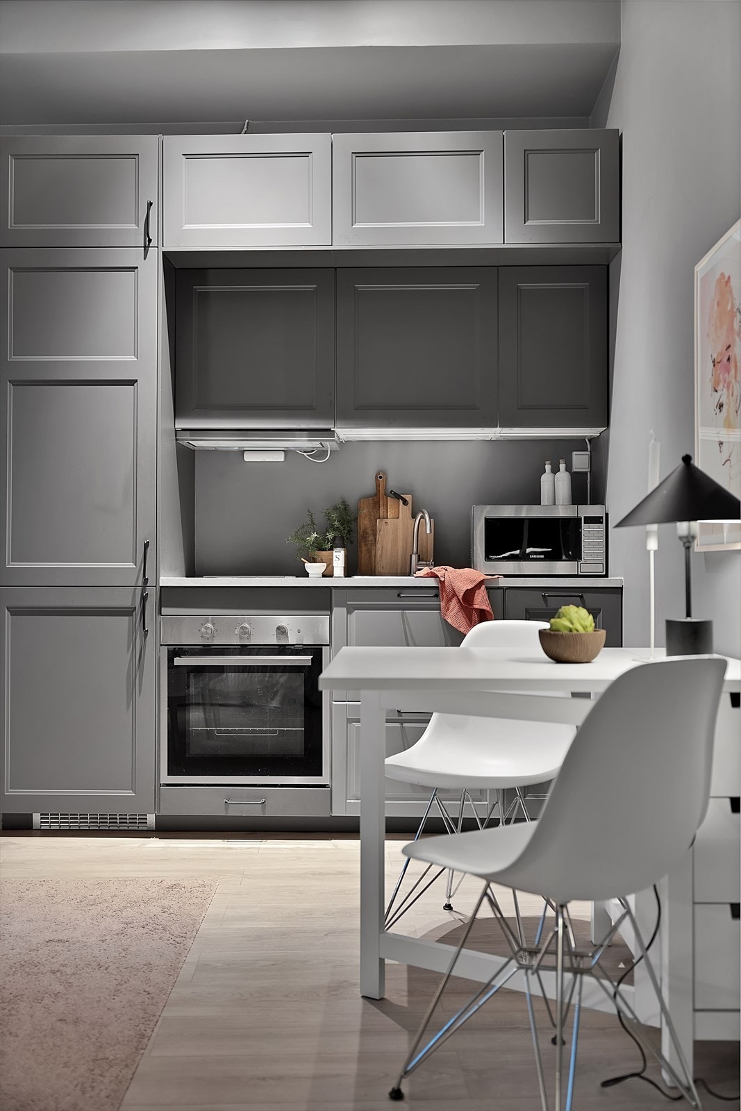 Moderne innredning med masse oppbevaringsplass. Hvitevarer medfølger. Galleribilde