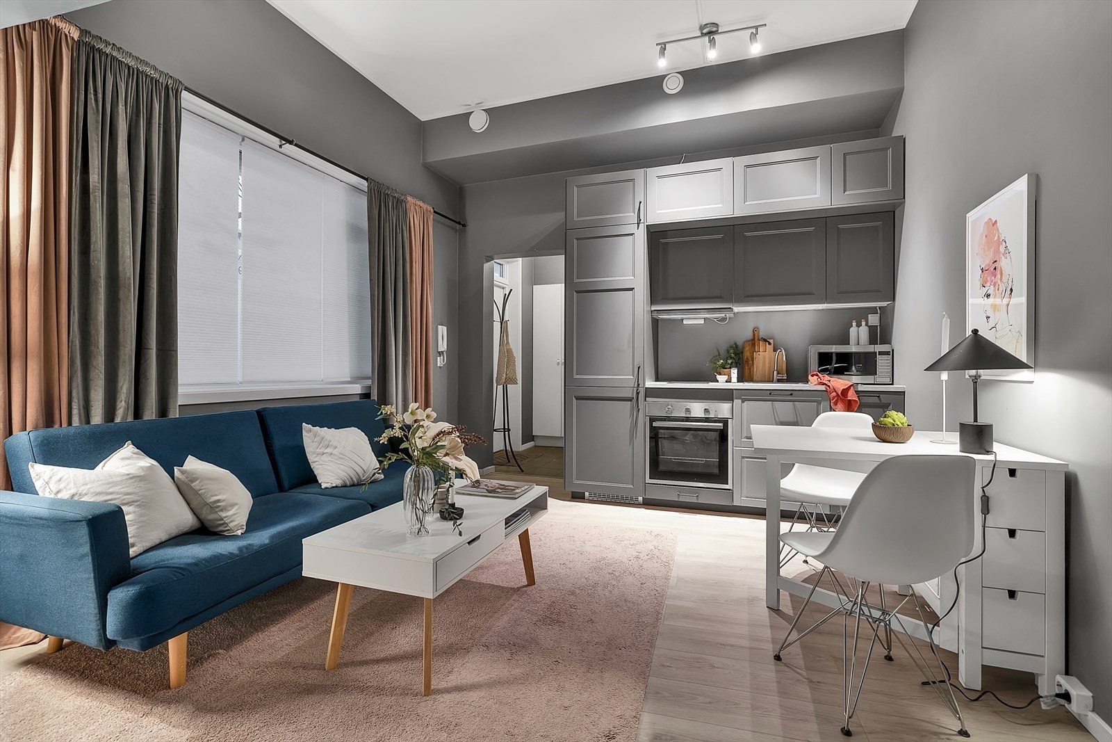 Flott studio leilighet beliggende i sentrum, inneholder stue/kjøkken, hems , gang og bad. Boligen er registret som næringsseksjon. Galleribilde