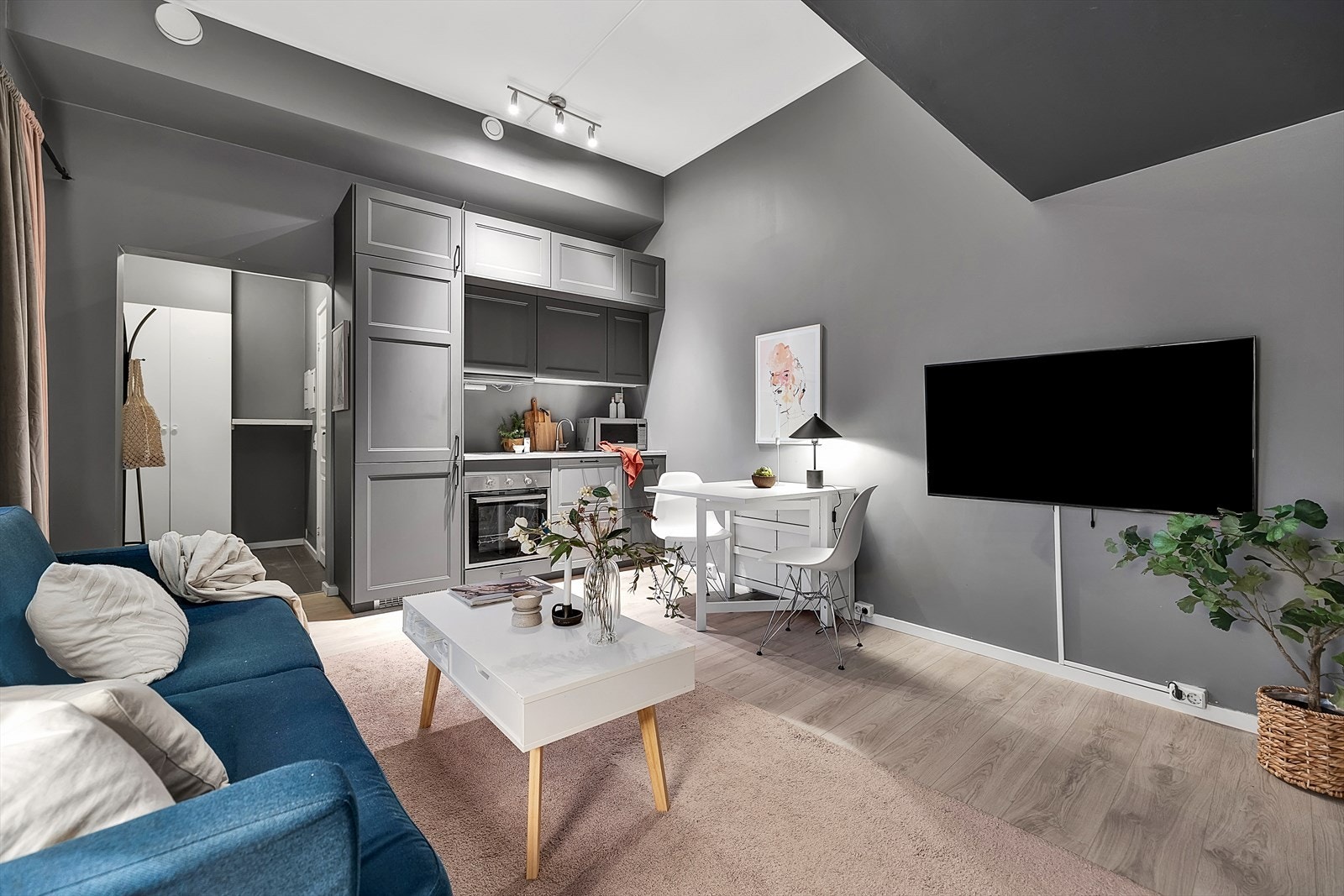 Sekjsonen er betydelig oppgradert i senere tid. Kjøkken og gulv er fra 2021. Galleribilde