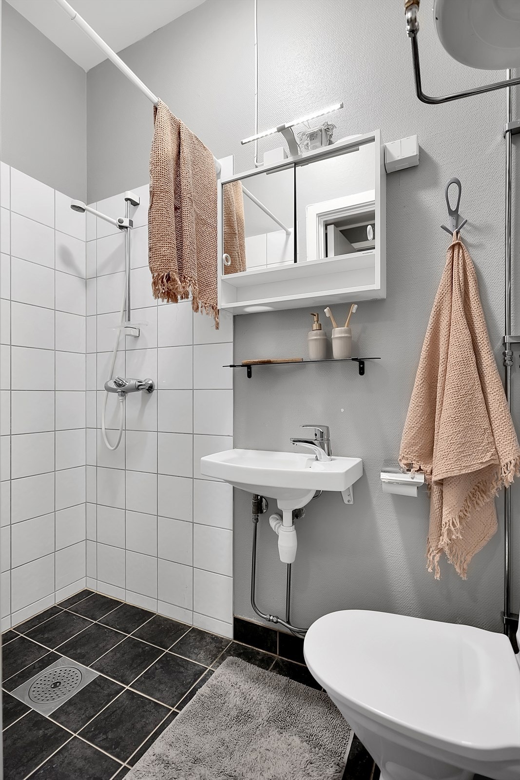 På bad er det flislagt gulv med kantfliser langs vegger. Det er montert veggfliser i dusj sone. Galleribilde