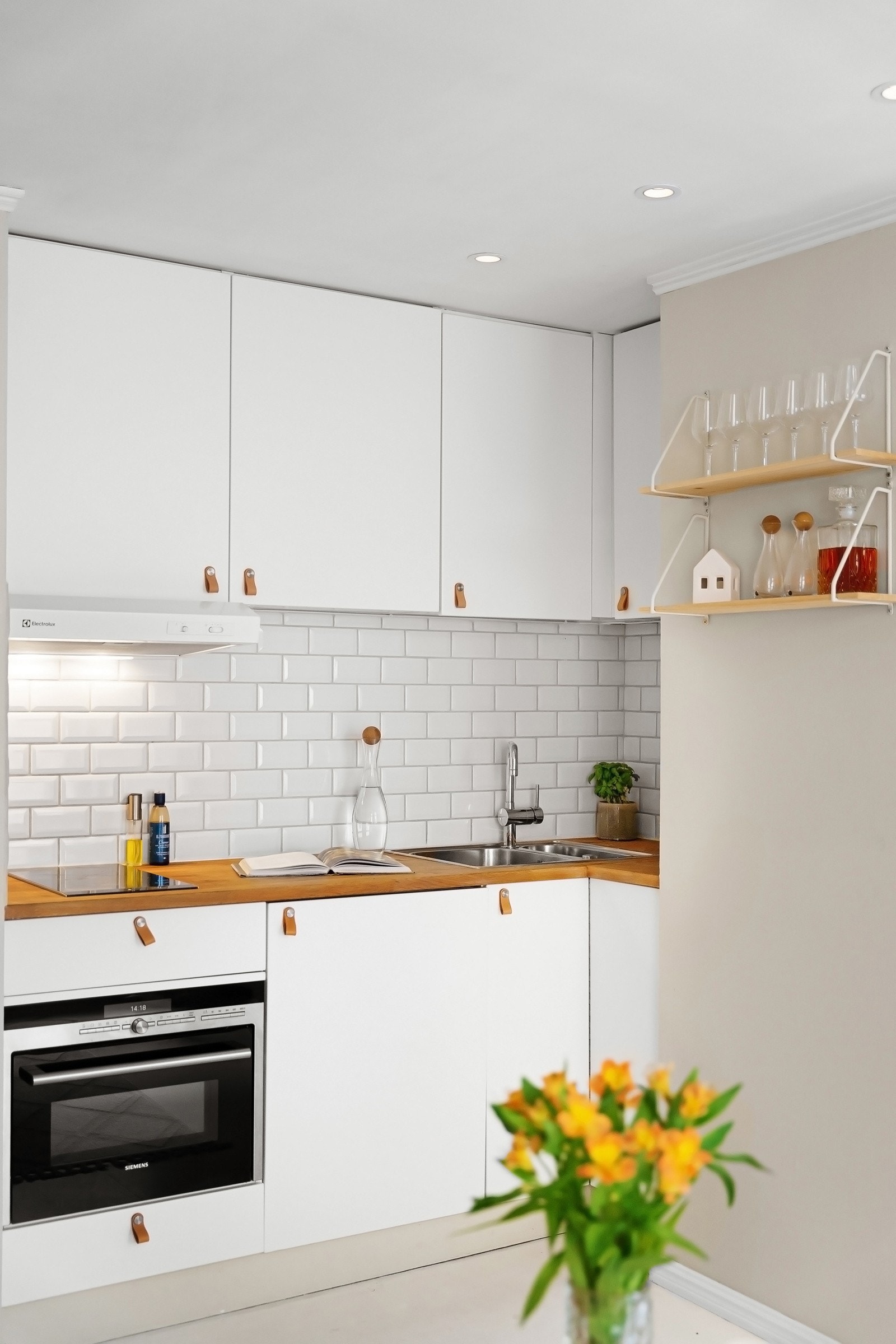 Kjøkkenet har plass til alt en trenger for matlagingen, med benkeplaten som er perfekt til servering dersom en har gjester Galleribilde