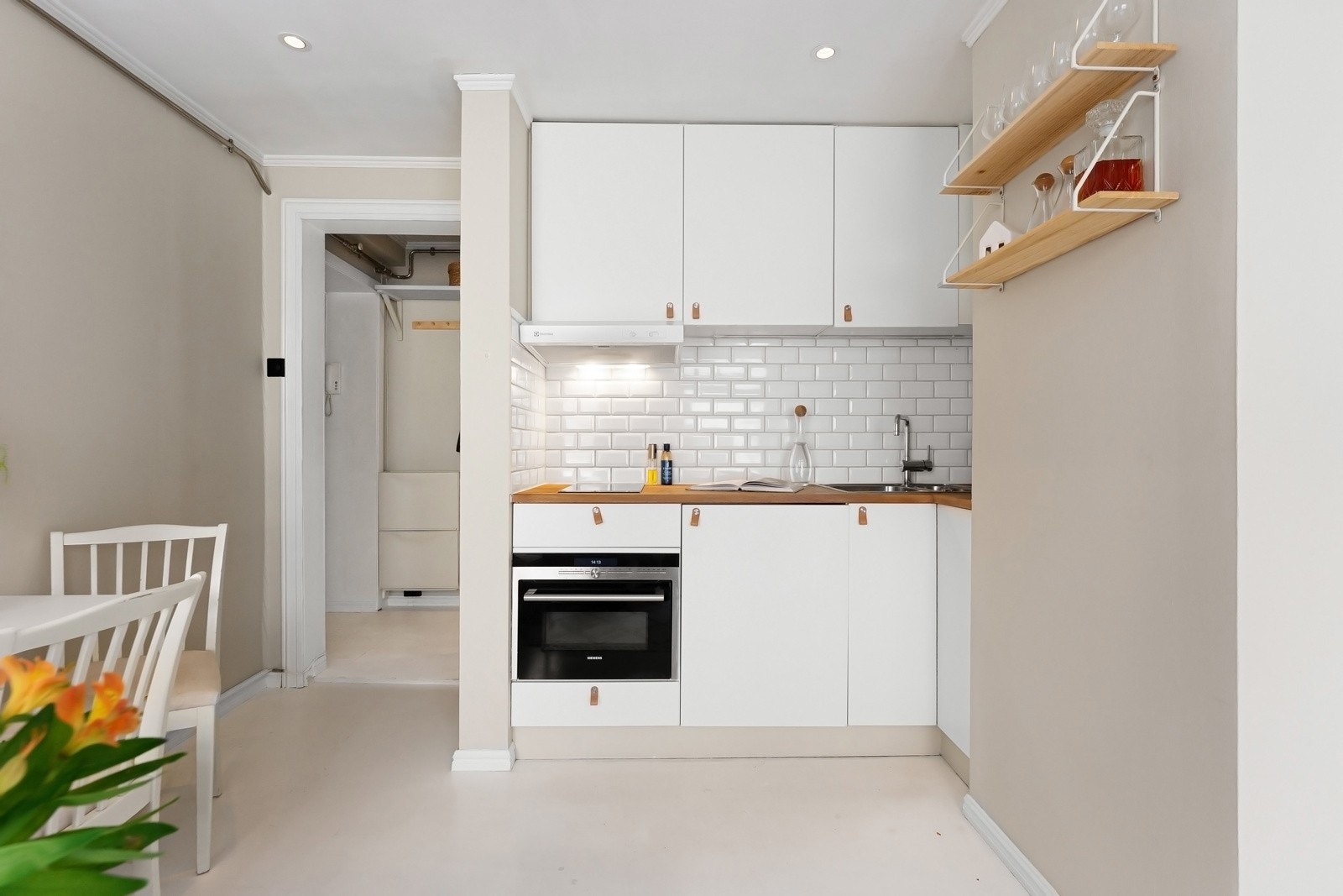 Moderne kjøkken fra 2009. Innredningen er utført med glatte fronter, og har flott benkeplate i heltre med nedfelt kum i rustfritt stål Galleribilde