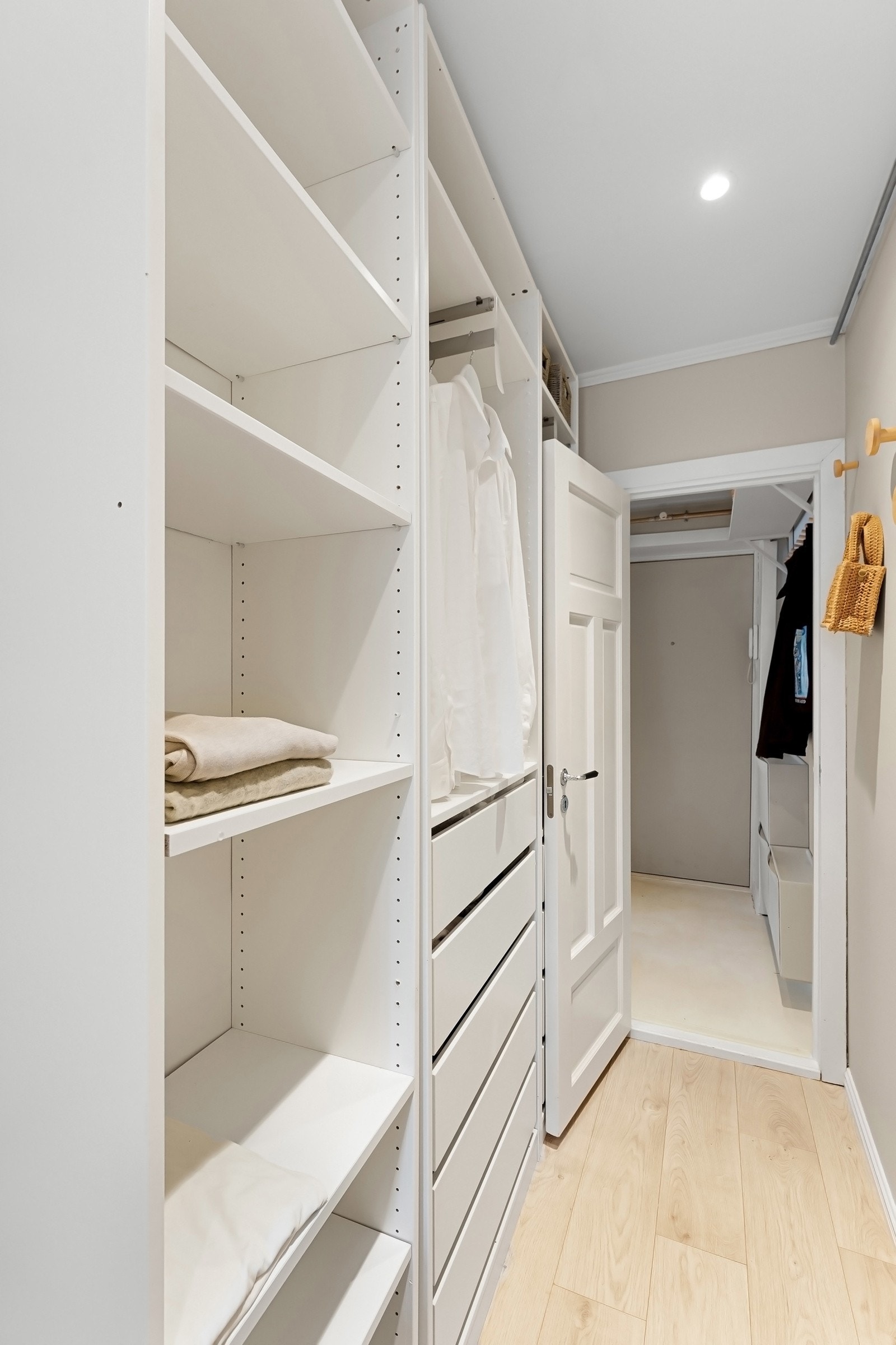 Medfølgende garderobe med god oppbevaringsplass Galleribilde