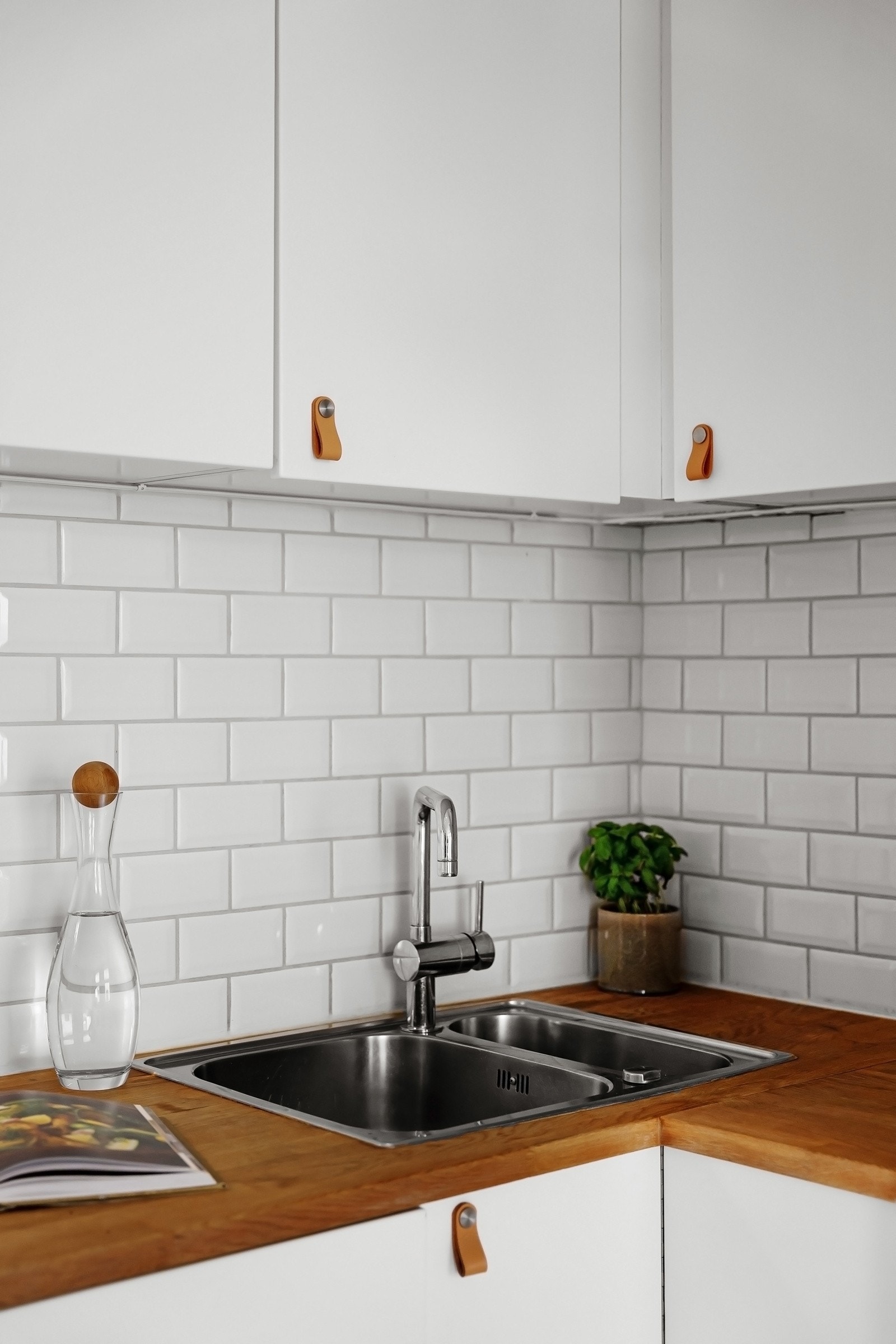 Integrerte hvitevarer som platetopp, stekeovn og kjøleskap. Nåværende eier har oppvaskmaskin på baderommet Galleribilde