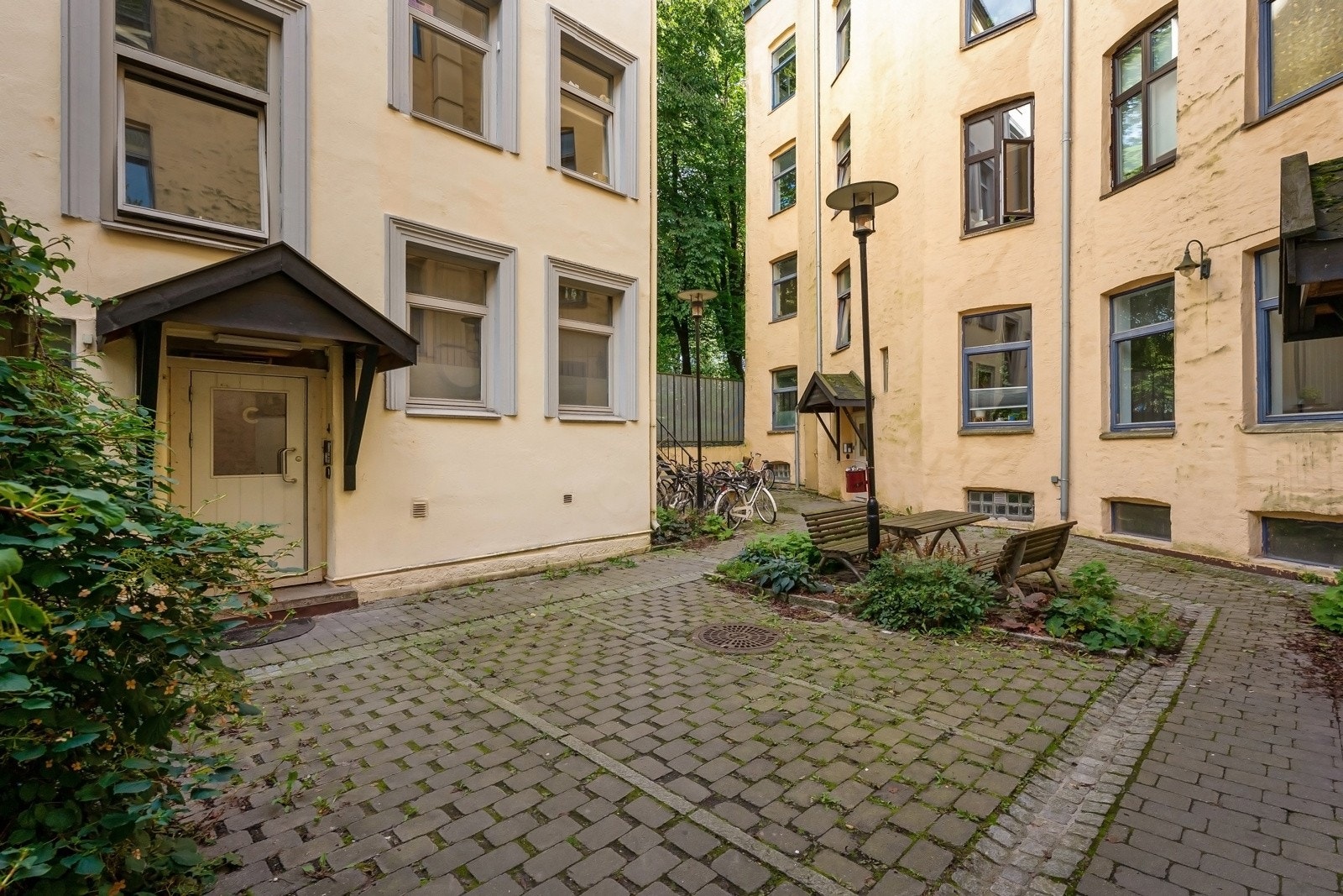 Beboerne disponerer hyggelig bakgård med sittegrupper Galleribilde