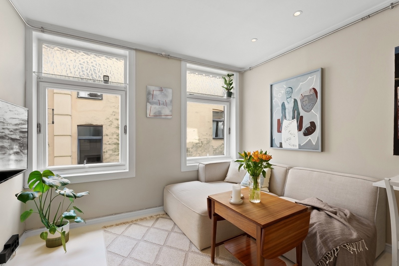 Leiligheten har en sentral og populær beliggenhet i Gamlebyen med alt av fasiliteter i umiddelbar nærhet, og gode kollektivmuligheter like utenfor døren. Dette er en arealeffektiv leilighet med god planløsning og flere soner Galleribilde