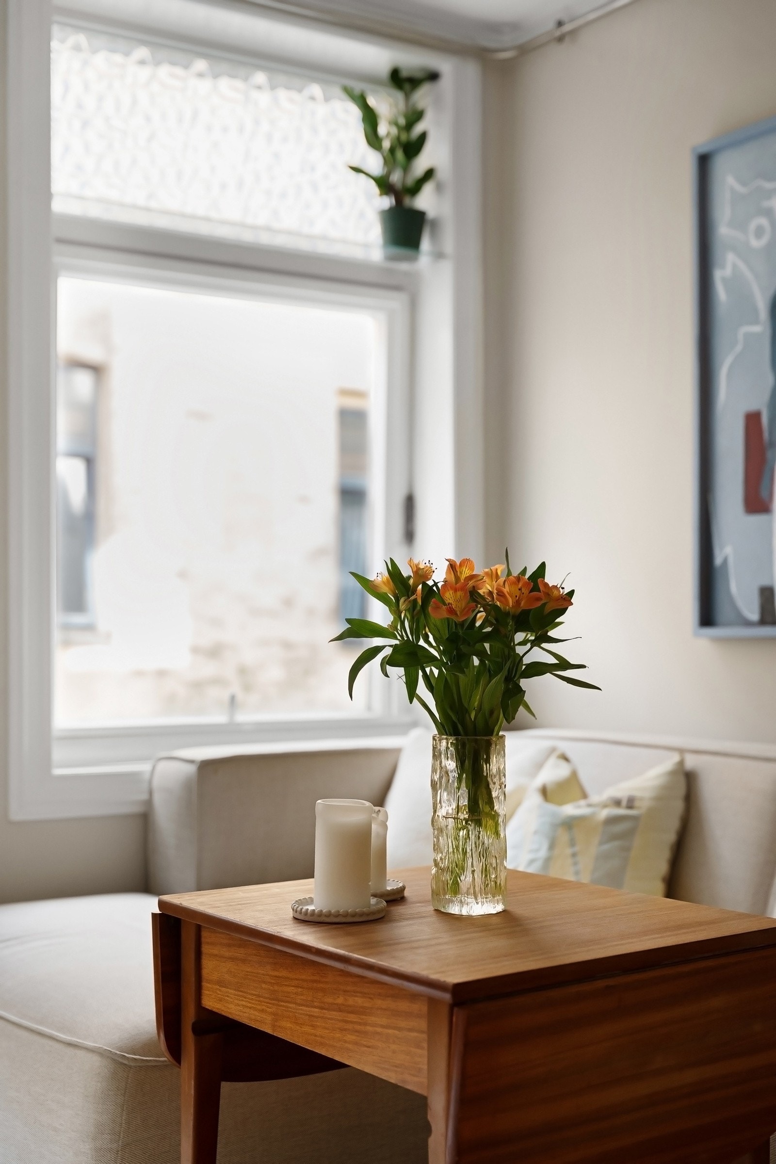 Dette er et sosialt rom, med store vindusflater som gir et pent naturlig lysinnslipp Galleribilde