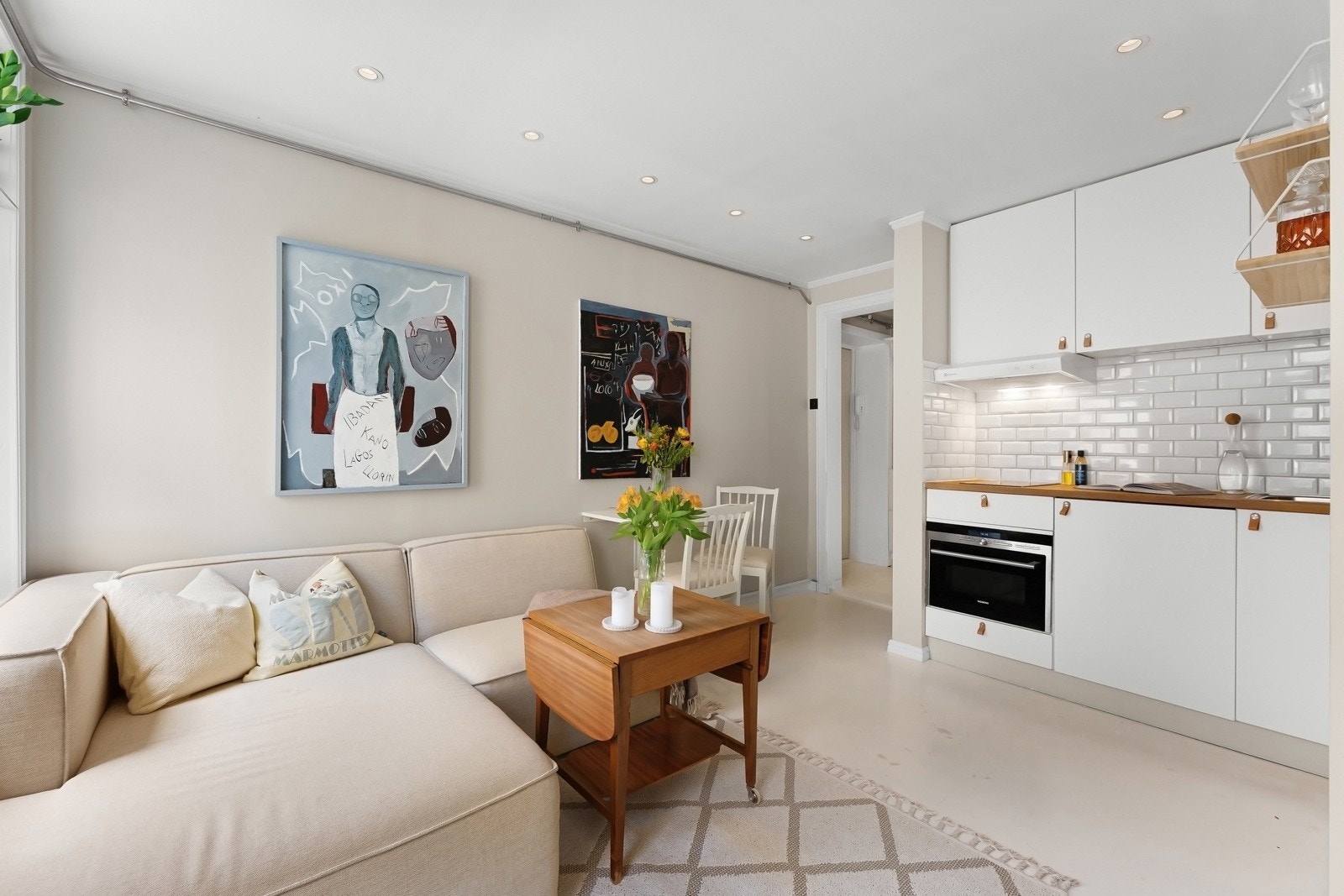 Her får du en lys stue med plass til det en trenger i hverdagen. Rommets størrelse gir flere møbleringsmuligheter etter behov, med plass til sofagruppe, tv-møblement og spiseplass Galleribilde