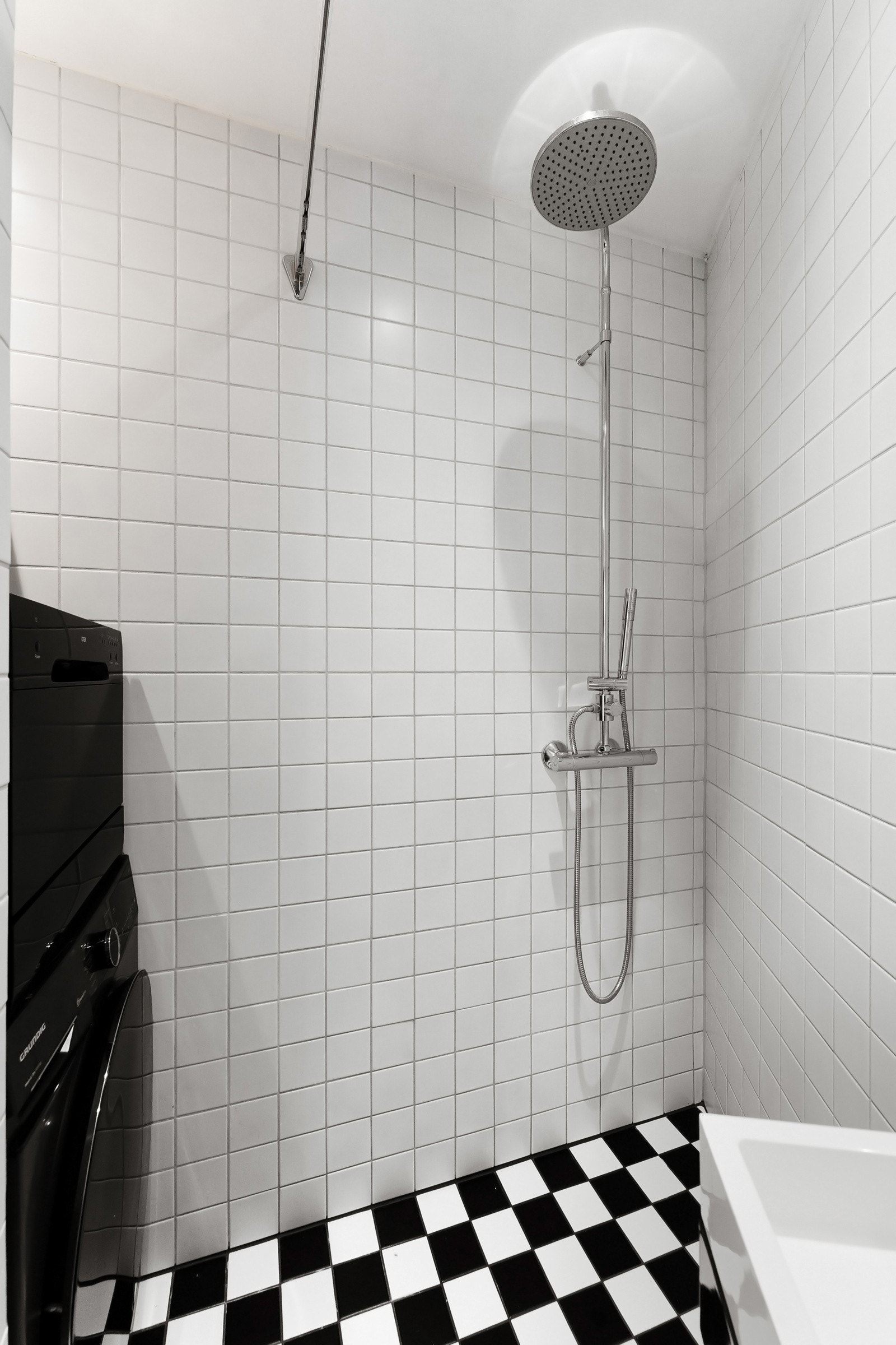 Behagelig gulvvarme med kabler i gulv, og god belysning fra downlights i tak. Innredet med servant med speil over, veggmontert toalett og dusjhjørne med forheng Galleribilde