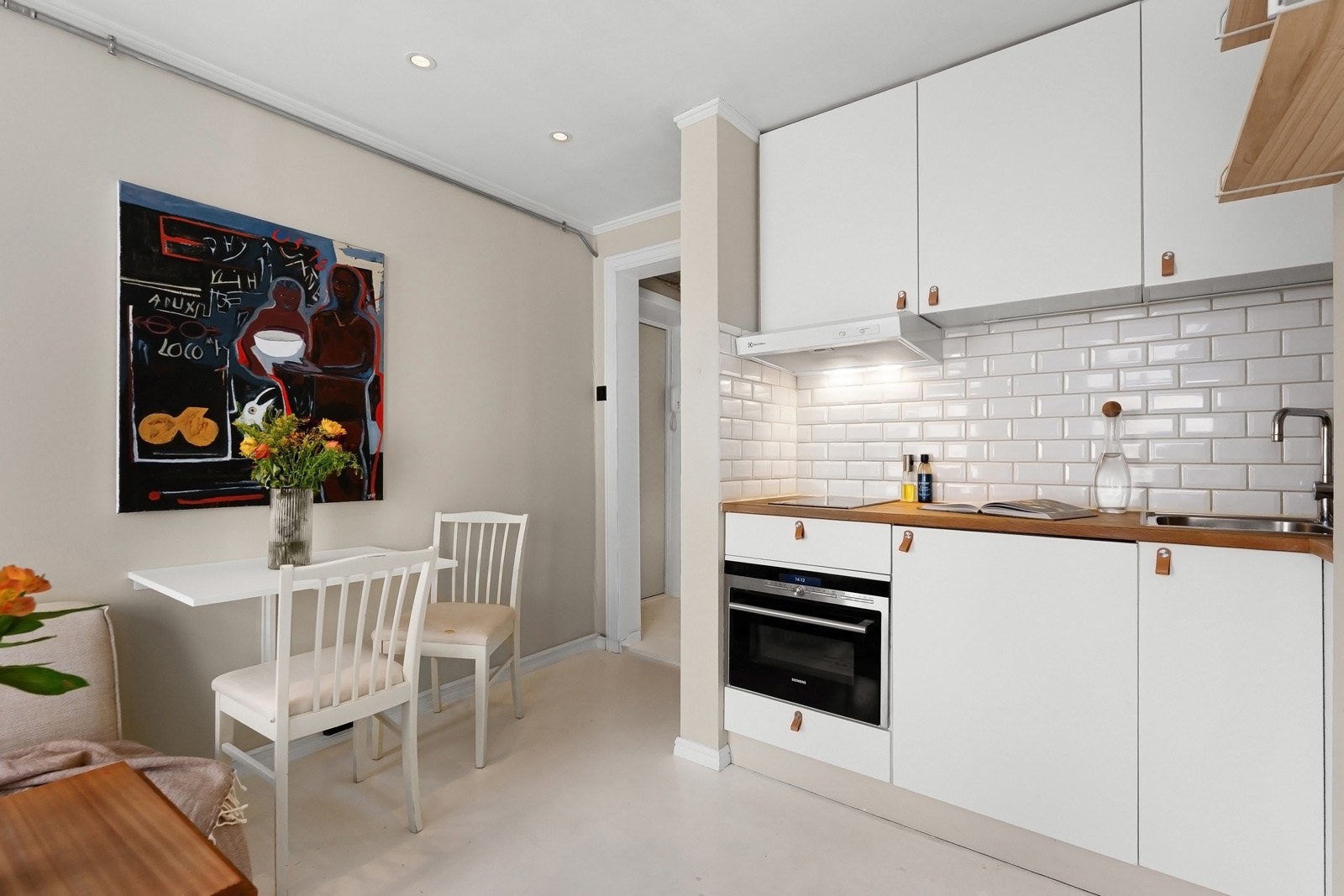 Nåværende eier har også hatt hjemmekontor på innfellbart bord. Rommet er i likhet med resten av leiligheten malt i lyse farger, som gir en god romfølelse Galleribilde