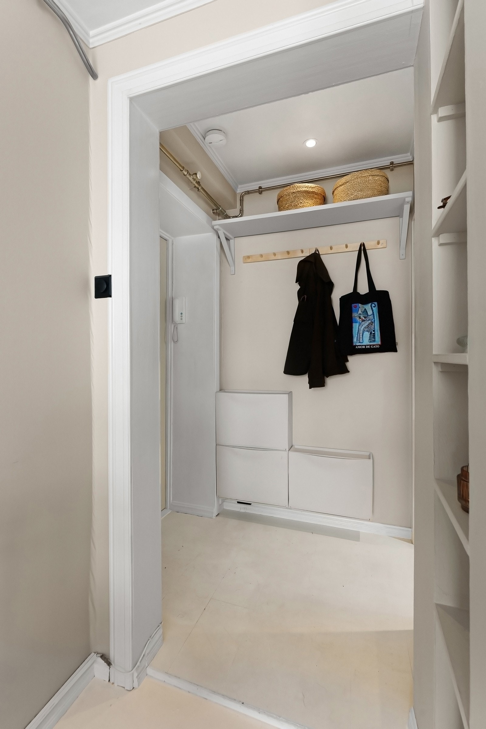 Innbydende inngangsparti med plass til oppheng av yttertøy og oppbevaring av sko Galleribilde