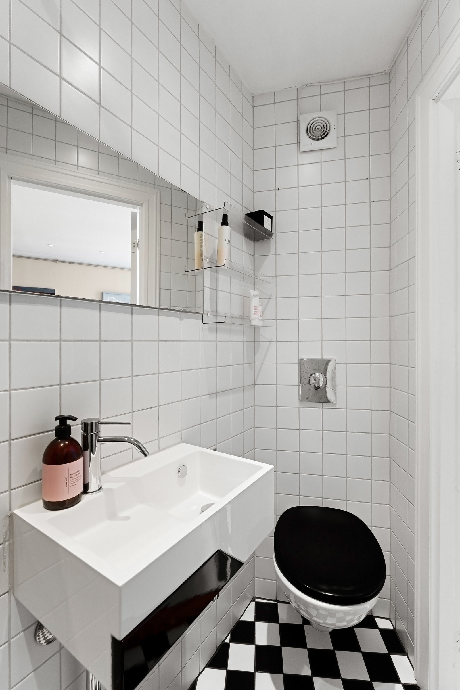 Her er det også opplegg for vaskemaskin. Nåværende eier har også hatt oppvaskmaskin her inne Galleribilde