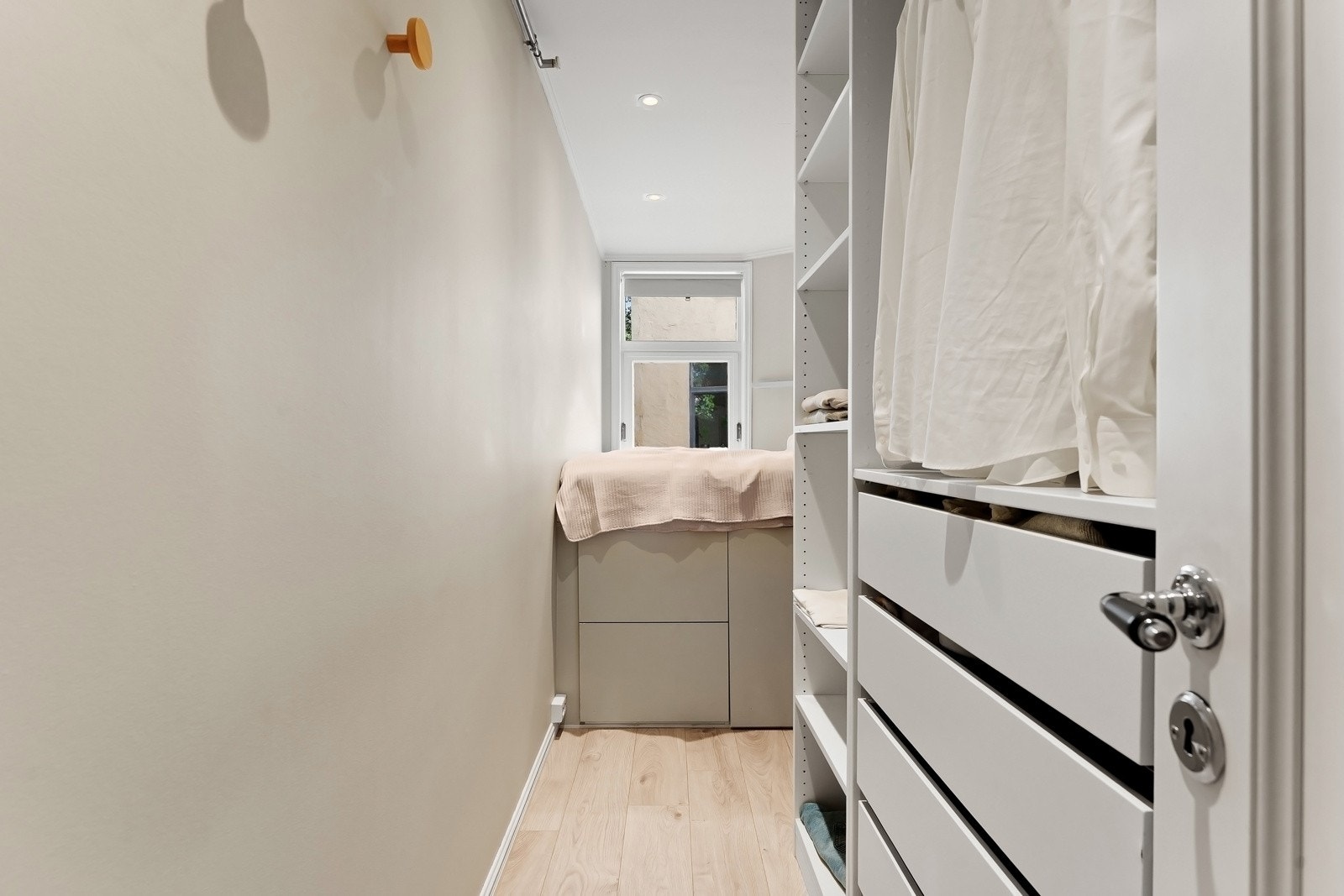 Leilighetens soverom har plass til dobbeltseng og oppbevaring i garderobeskap Galleribilde