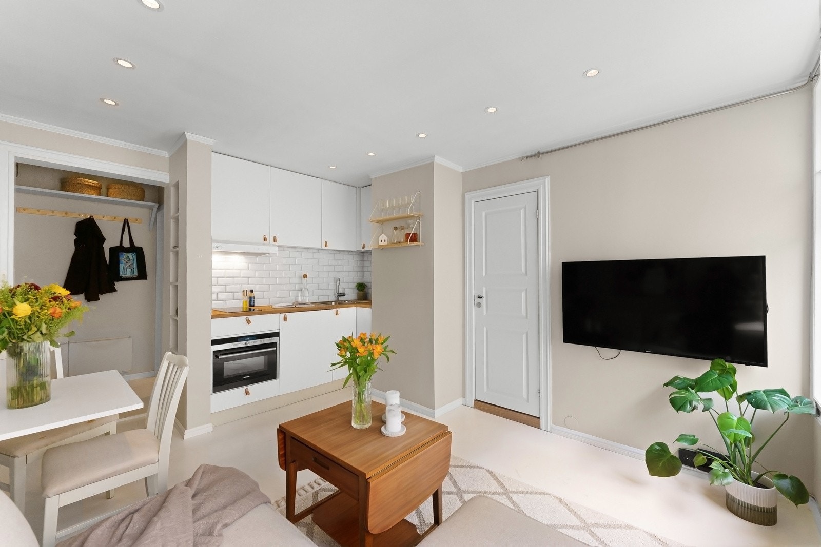 Dette er en lys 2-roms med gjennomtenkte løsninger, beliggende i indre gårdsrom, hvor en i tillegg får nye vinduer i februar/mars Galleribilde