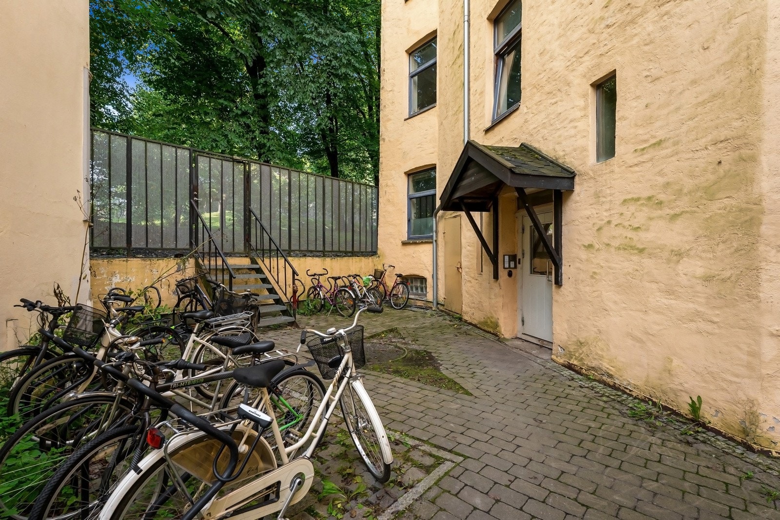 I den låste bakgården finner du også sykkelparkering Galleribilde