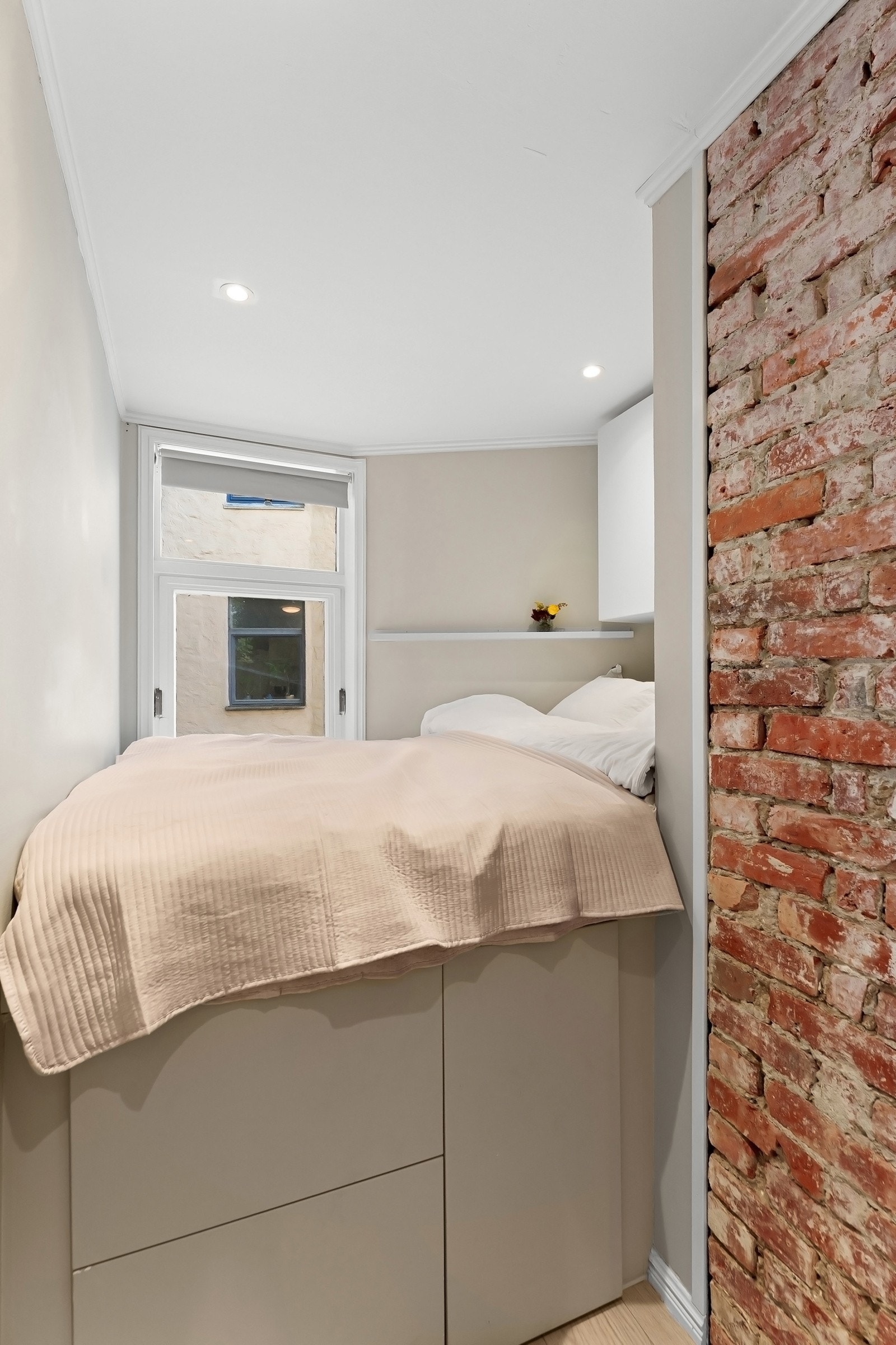 Soveromsvinduet er som resten av leiligheten vendt ut over rolig bakgård, så her kan en sove med vinduet åpent hele året rundt Galleribilde