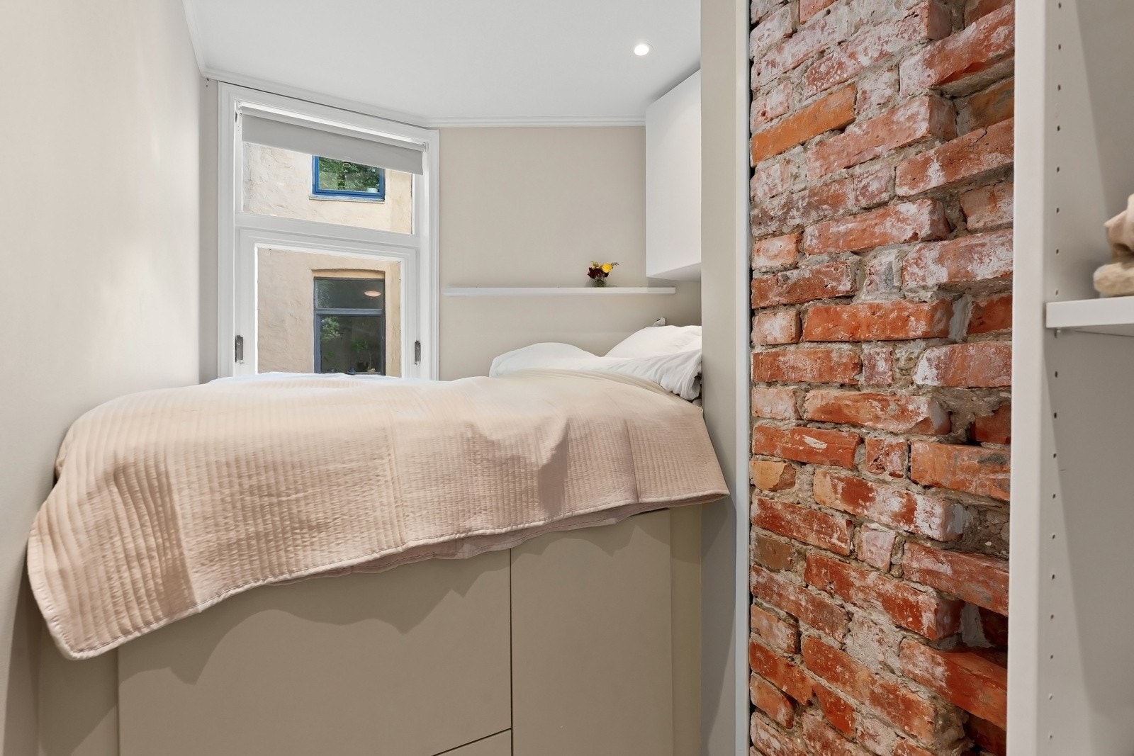 Her får du gode plassbesparende løsninger med oppbevaring under seng, i tillegg til garderoben Galleribilde