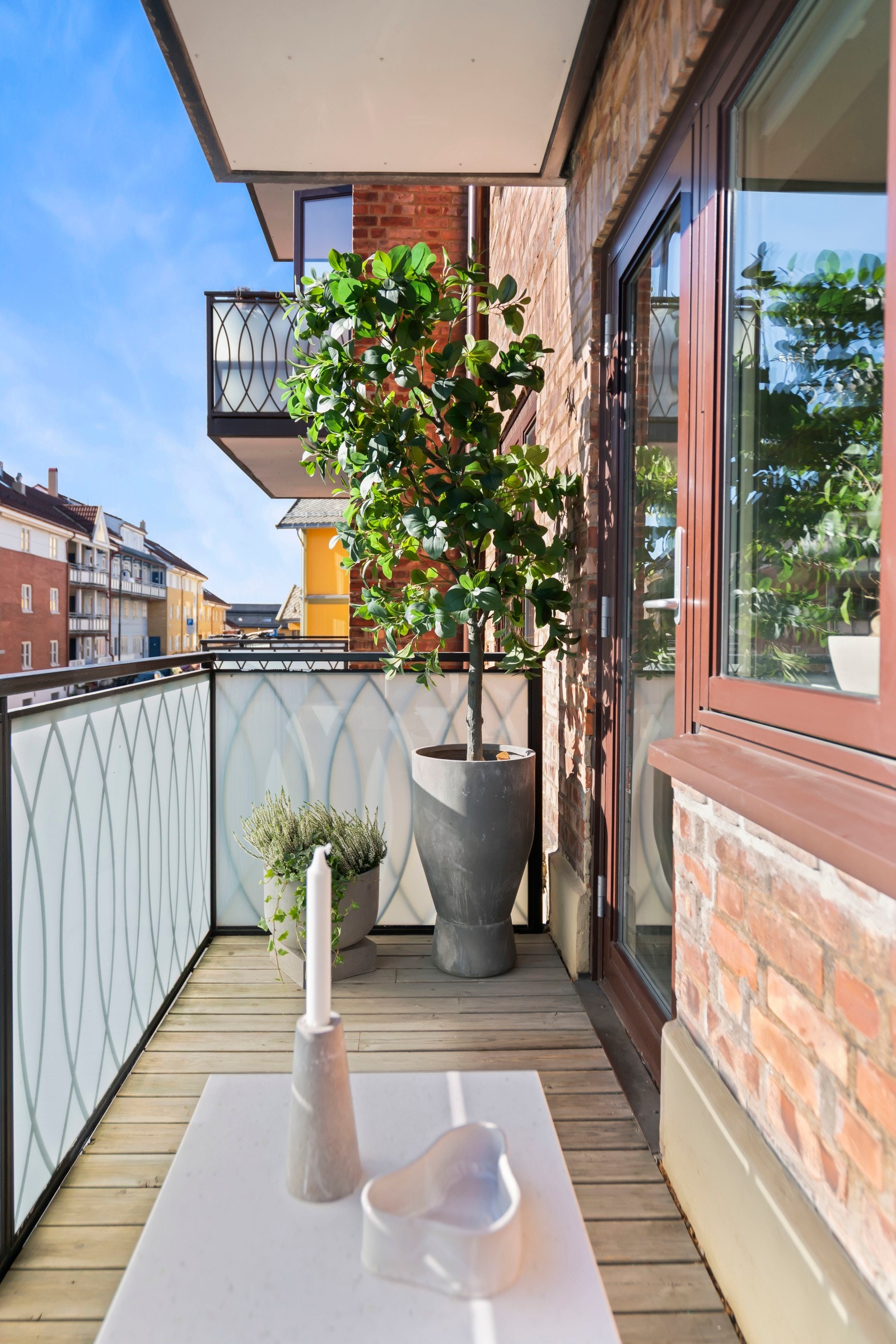 Plass til utemøbler på balkong. Galleribilde