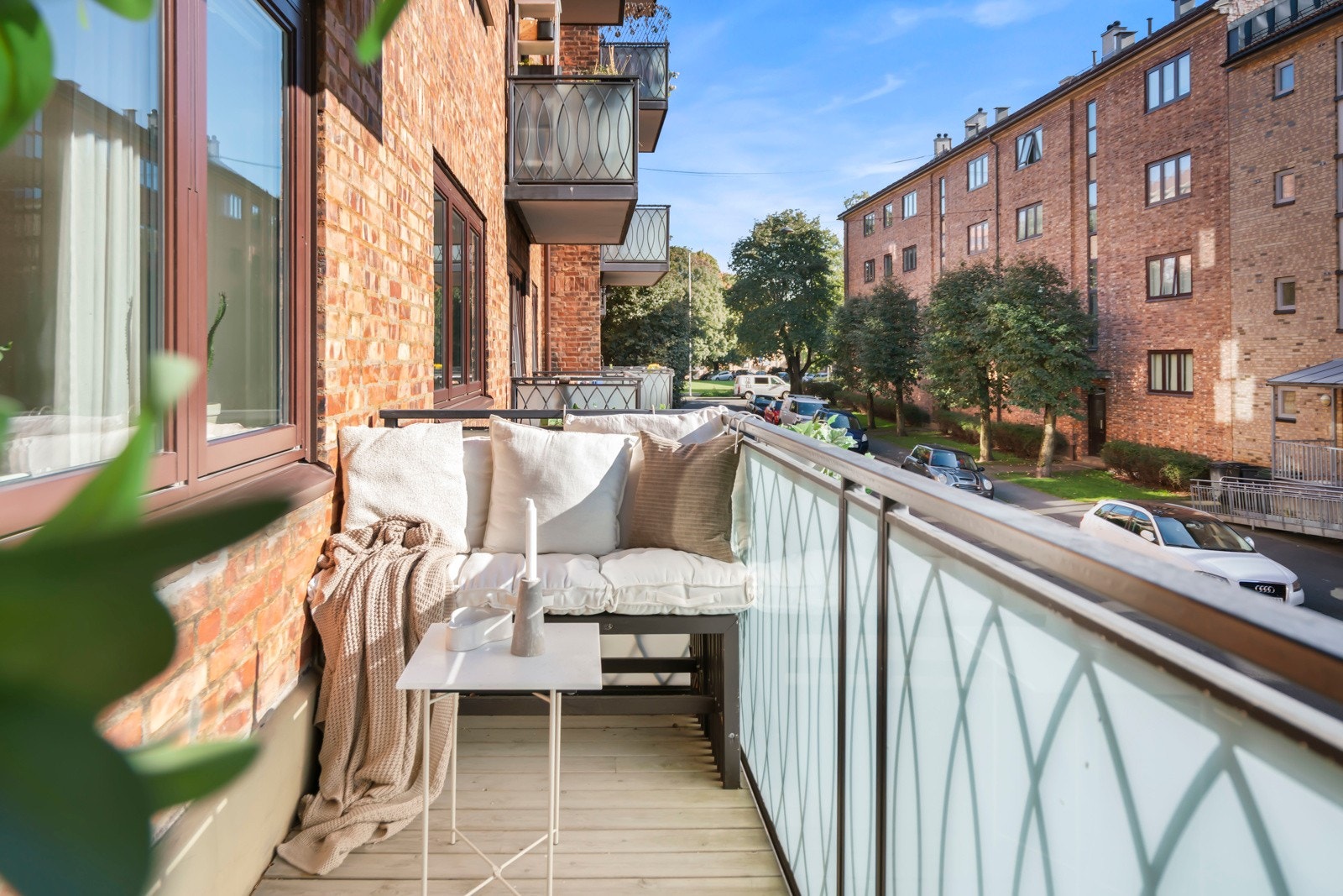 Solrik balkong med utsyn mot hyggelig nærmiljø på Kampen. Galleribilde