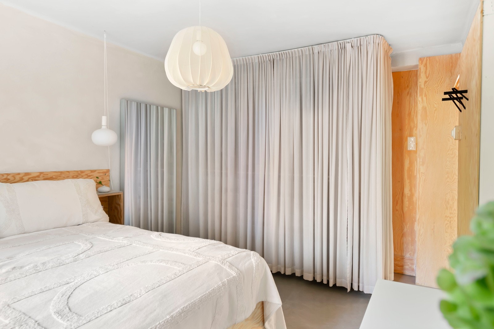 Hovedsoverommet har naturlig plass til dobbeltseng med nattbord og gir en behagelig og privat sone i boligen. Galleribilde