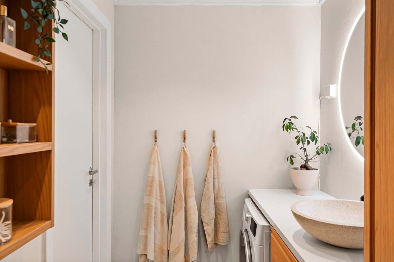 Baderommet har tilfredsstillende fallforhold mot sluk og dekker daglige behov på en god og praktisk måte. Galleribilde