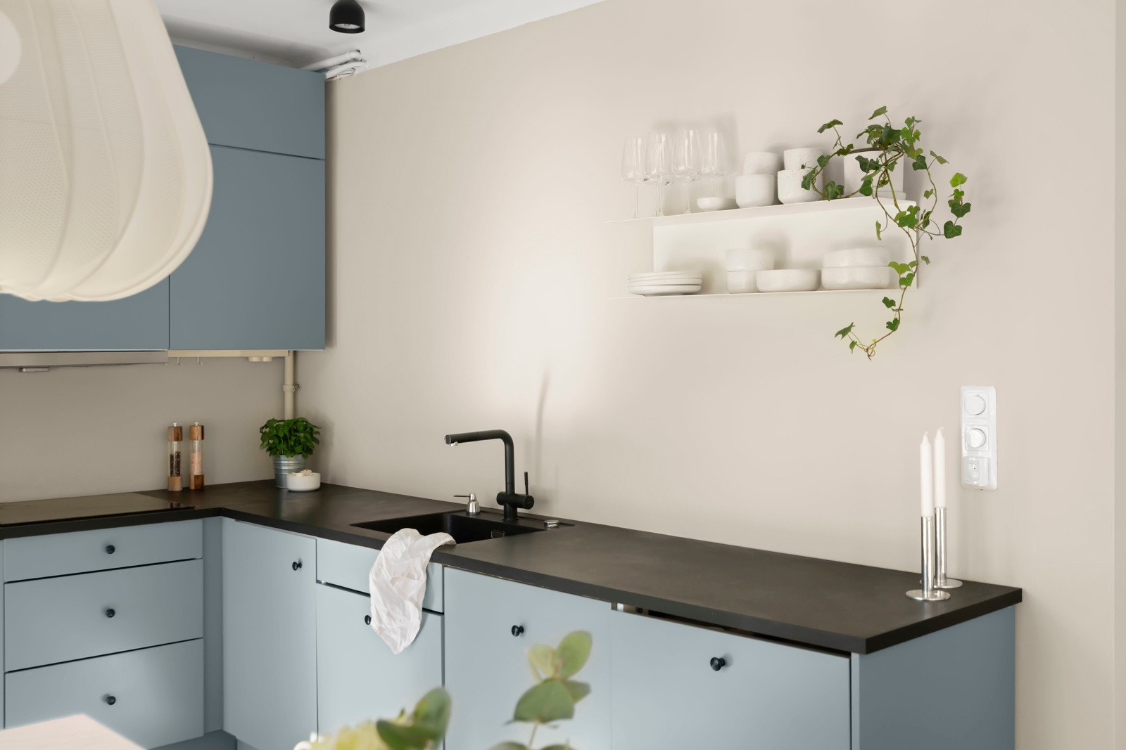 Kjøkkenet ligger i naturlig tilknytning til stuen og gir en sosial løsning som egner seg godt til både hverdag og fest. Galleribilde