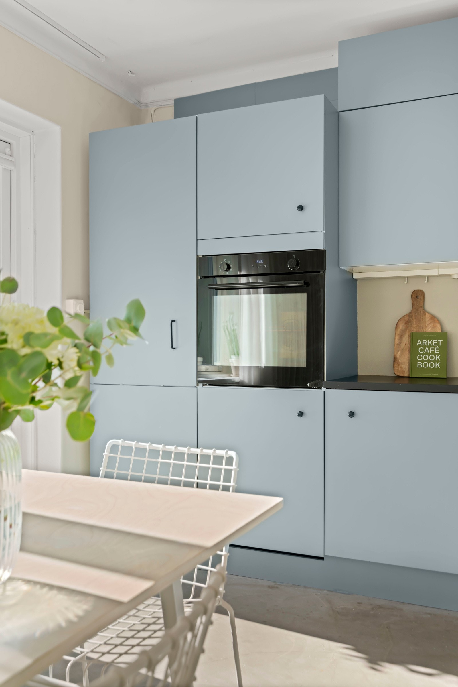 Kjøkkenet er utstyrt med opplegg for platetopp, oppvaskmaskin, stekeovn, kjøleskap og /frys, laminat benkeplate og planlimt kum i kompositt/plast. Galleribilde