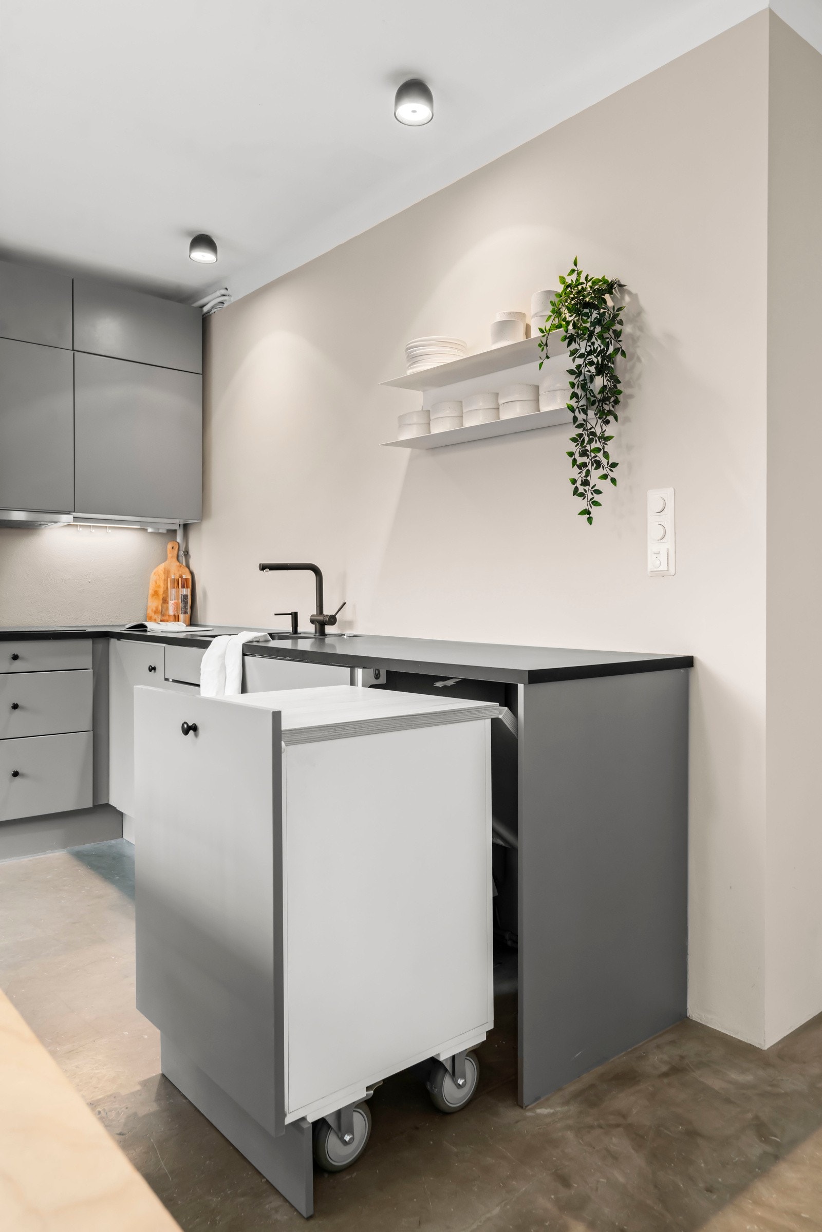 Skreddersydde og funksjonelle løsninger er gjennomgående i hele leiligheten. Galleribilde