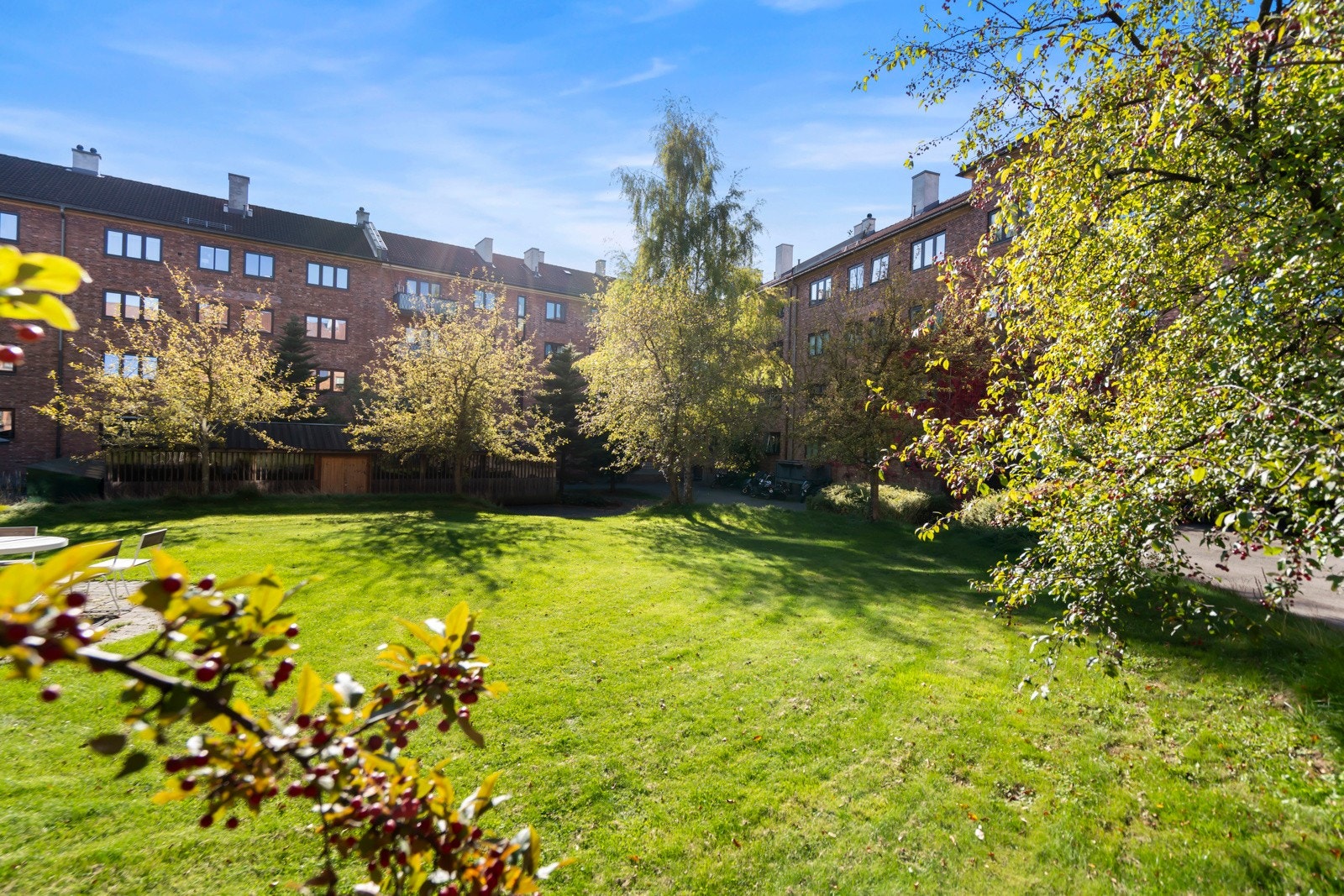 Sameiet disponerer en stor, parkmessig og felles bakhage som kan nytes av beboerne. Galleribilde