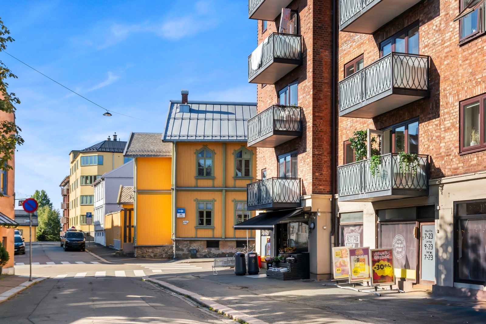 Området preges av rolige gater og et godt nærmiljø, samtidig som beliggenheten gir enkel tilgang til sentrale deler av byen. Galleribilde