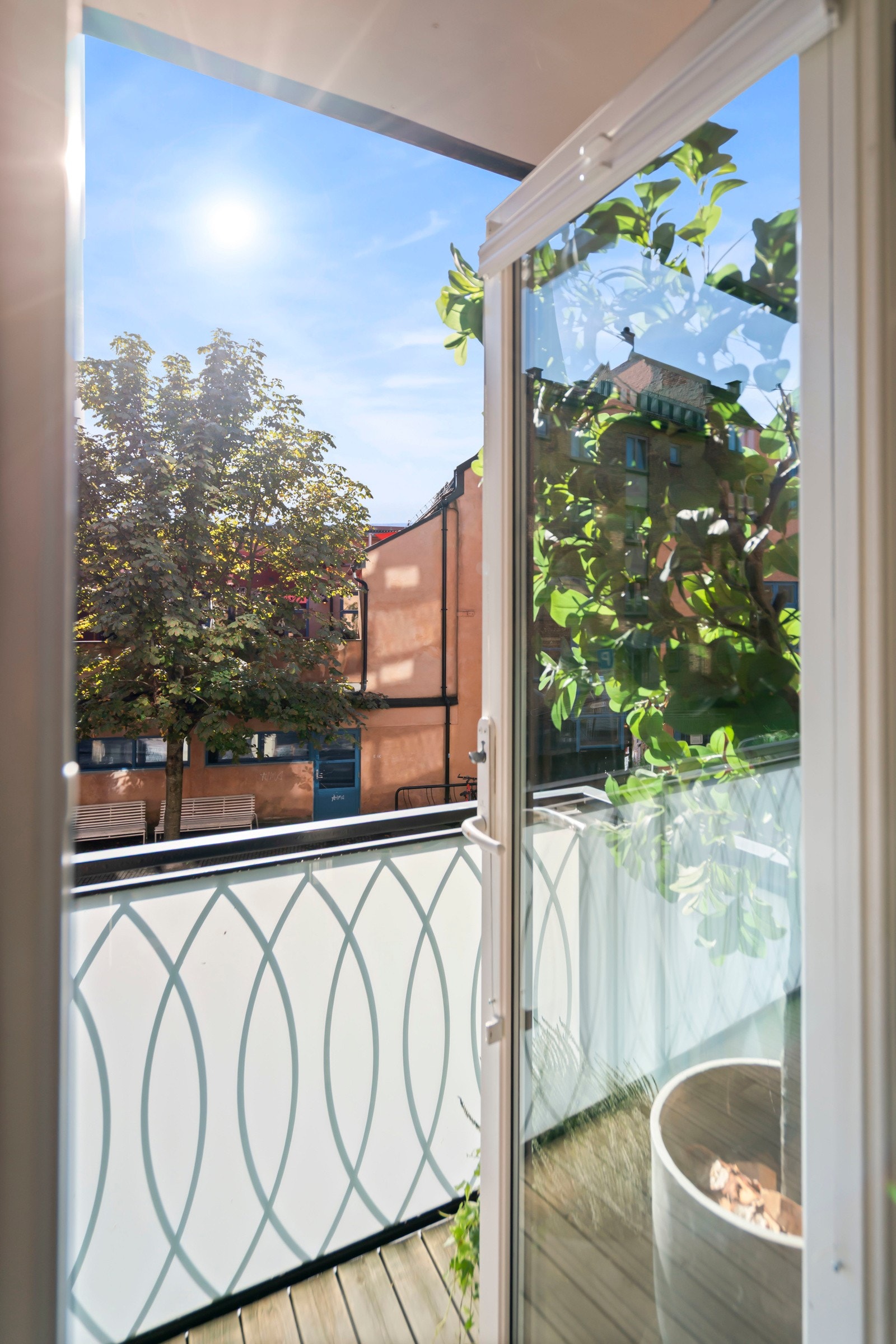 Fra stuen er det direkte utgang til balkong med utsyn mot nabolaget, som forlenger oppholdsrommet på varme sommer dager. Galleribilde