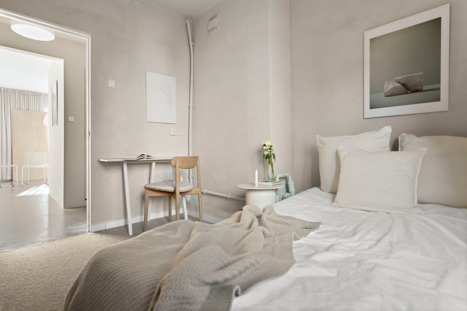 Begge rommene har vindusflater som slipper inn naturlig dagslys og bidrar til en lys og lun atmosfære. Galleribilde