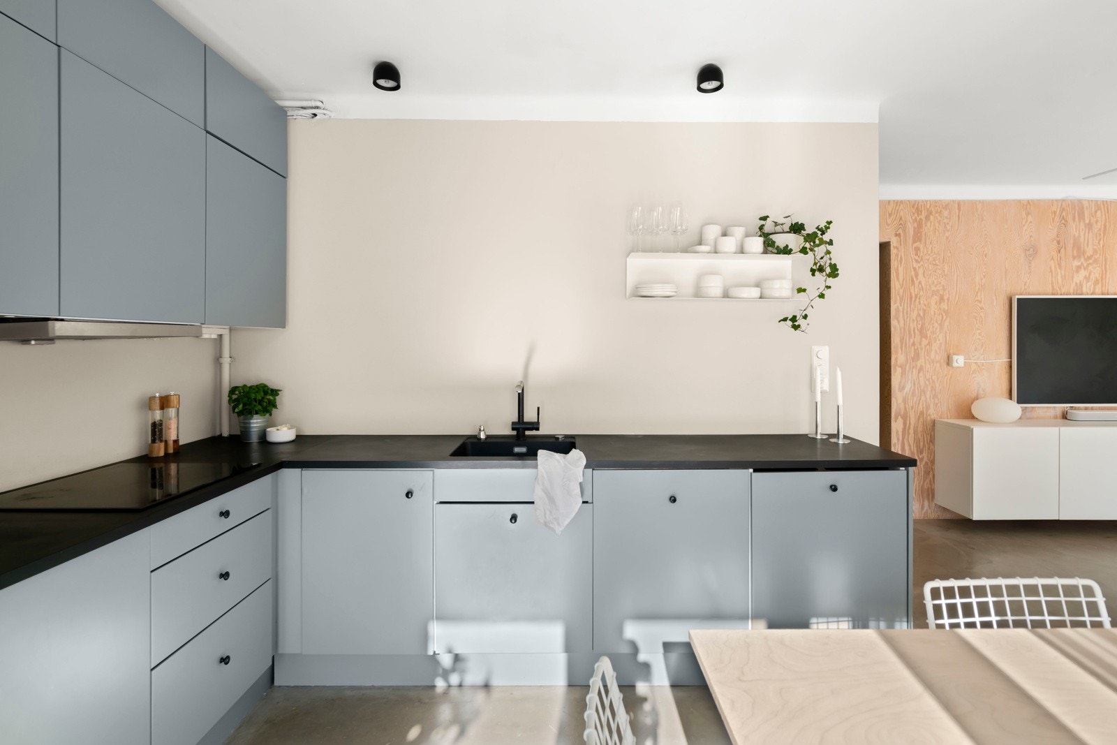 På kjøkkenet er det rikelig med skap- og benkeplass, samt belysning via lyslist under overskap. Galleribilde