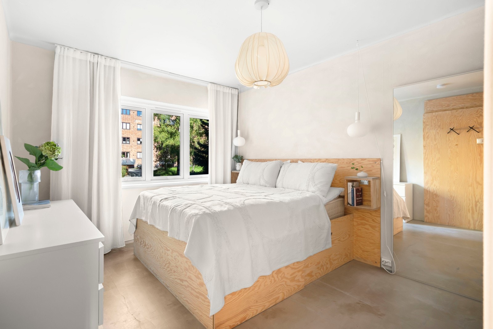 Leiligheten har to gode soverom som vender mot rolig bakhage, og fremstår dermed som usjenerte og tilbaketrukne. Galleribilde